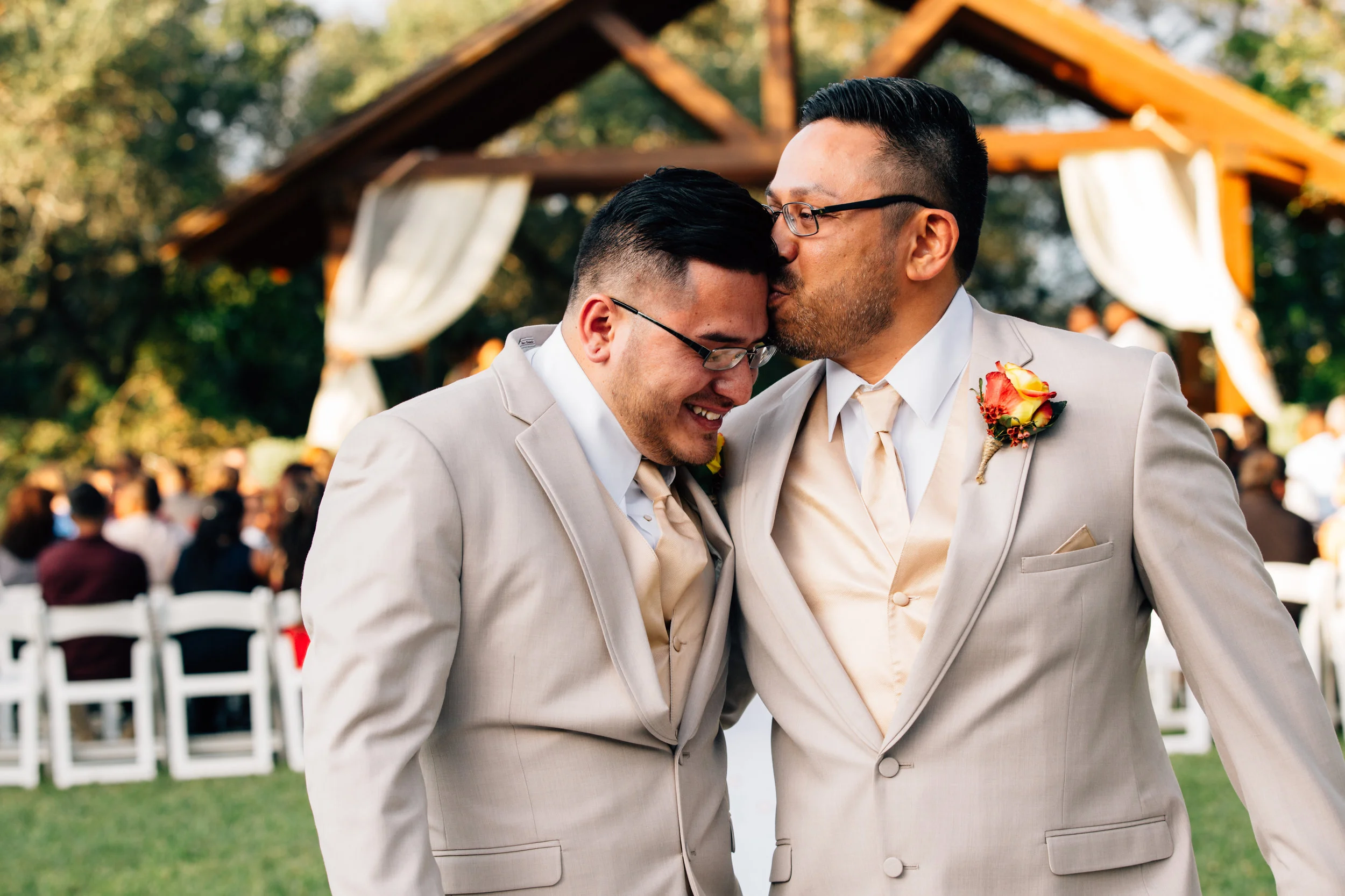 однополые браки. два жениха. однополая свадьба. однополые браки в испании. разрешены ли в италии однополые браки.