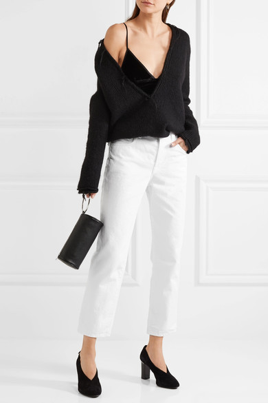 White Jeans An ill-fitting pair of white jeans could almost be considered a fashion crime! Honestly, from experience this is one of the hardest things to nail especially when they are skinny jeans and show every lump and bump. I love this high waisted straight leg style, I think its a prefect way to move away from the skinny and to try something a little different. Isn't it funny how Jeans trends really go full circle! Click here for link. http://lesjumelles.ie/