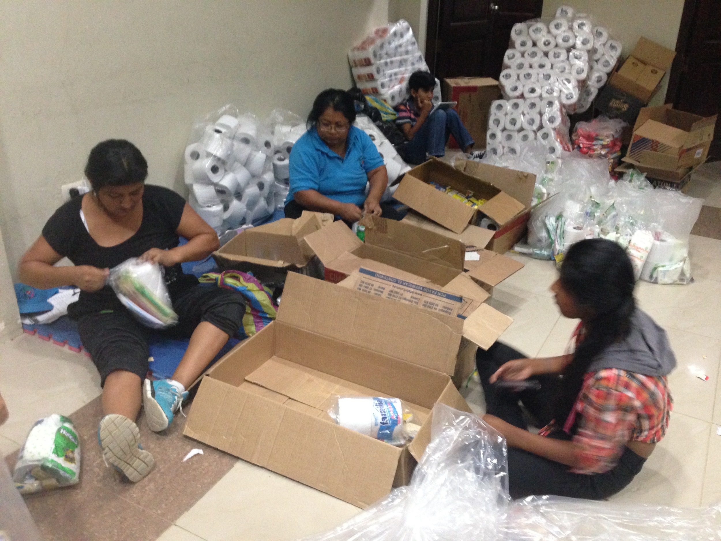 Community members from Anconcito packing supplies.