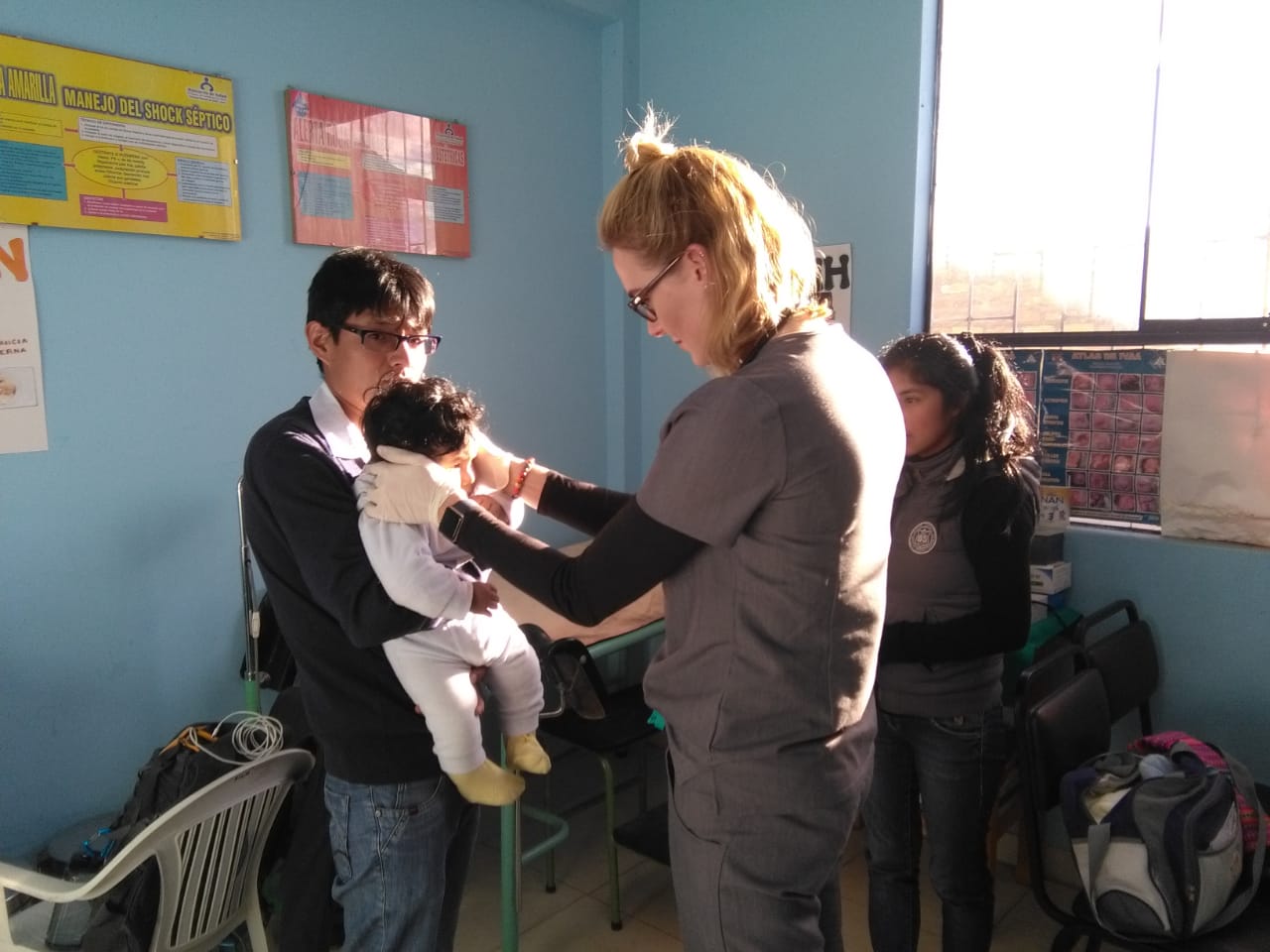 Danielle ( @n urseabnormalities ) checking out a little kiddo in Huancayo!