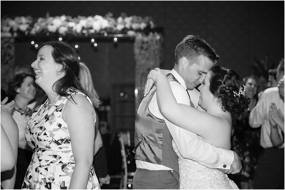 baltimore marriott waterfront wedding living radiant photograpy victoria clausen florals fiscus photos_0172.jpg