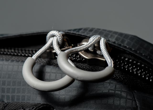 Big zipper pulls make it easy to open these zippers, even with bulky gloves on. Sweet!