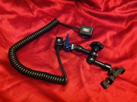 The arm assembly with TTL flash cable attached. From right to left are the mini clamp, flexible magic arm, hot shoe connector and TTL cable.
