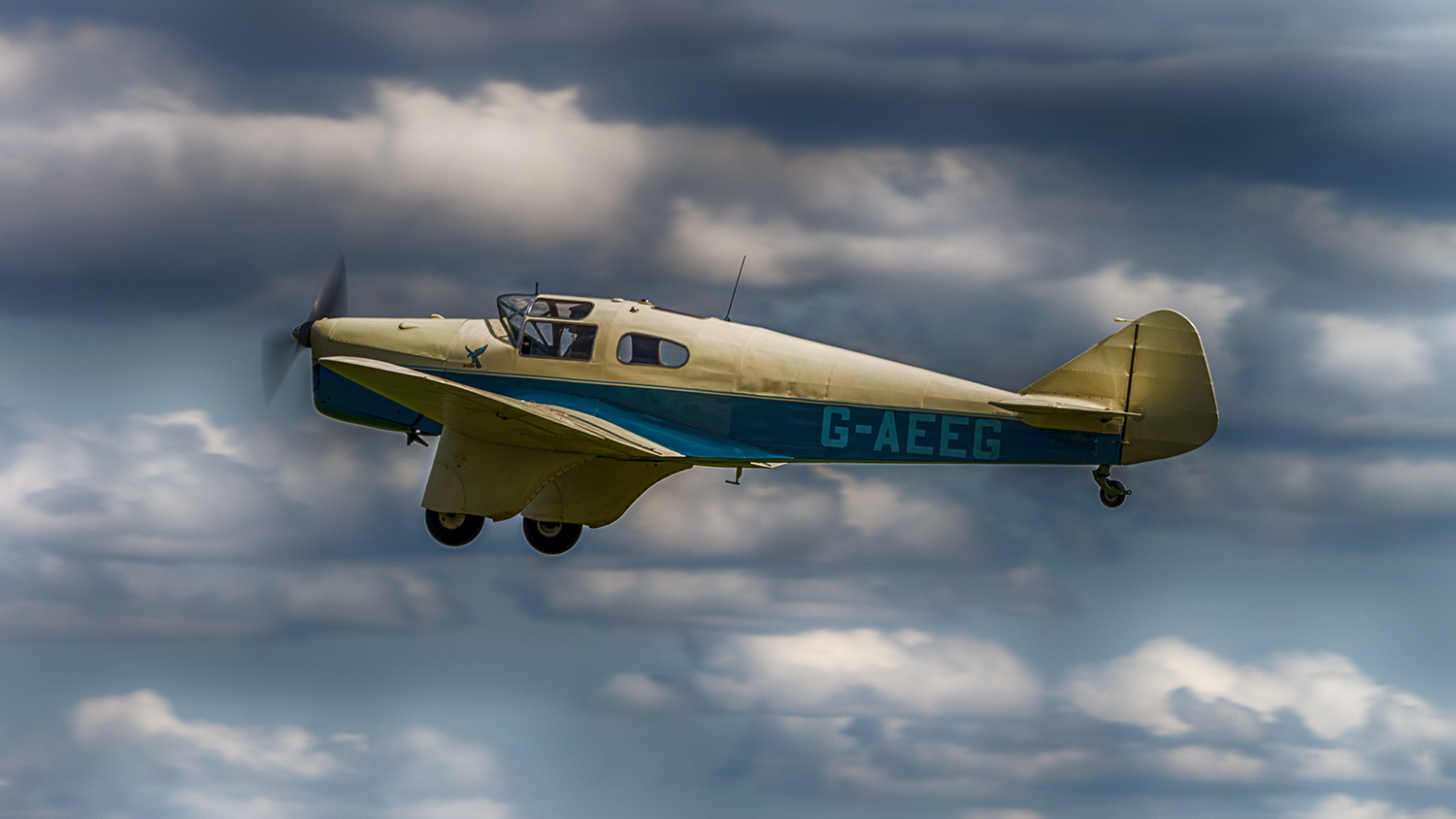 At first glance, this small transport aircraft doesn't seem all that special - but check out the point on the windshield. How'd you like to get fingerprints out of that?