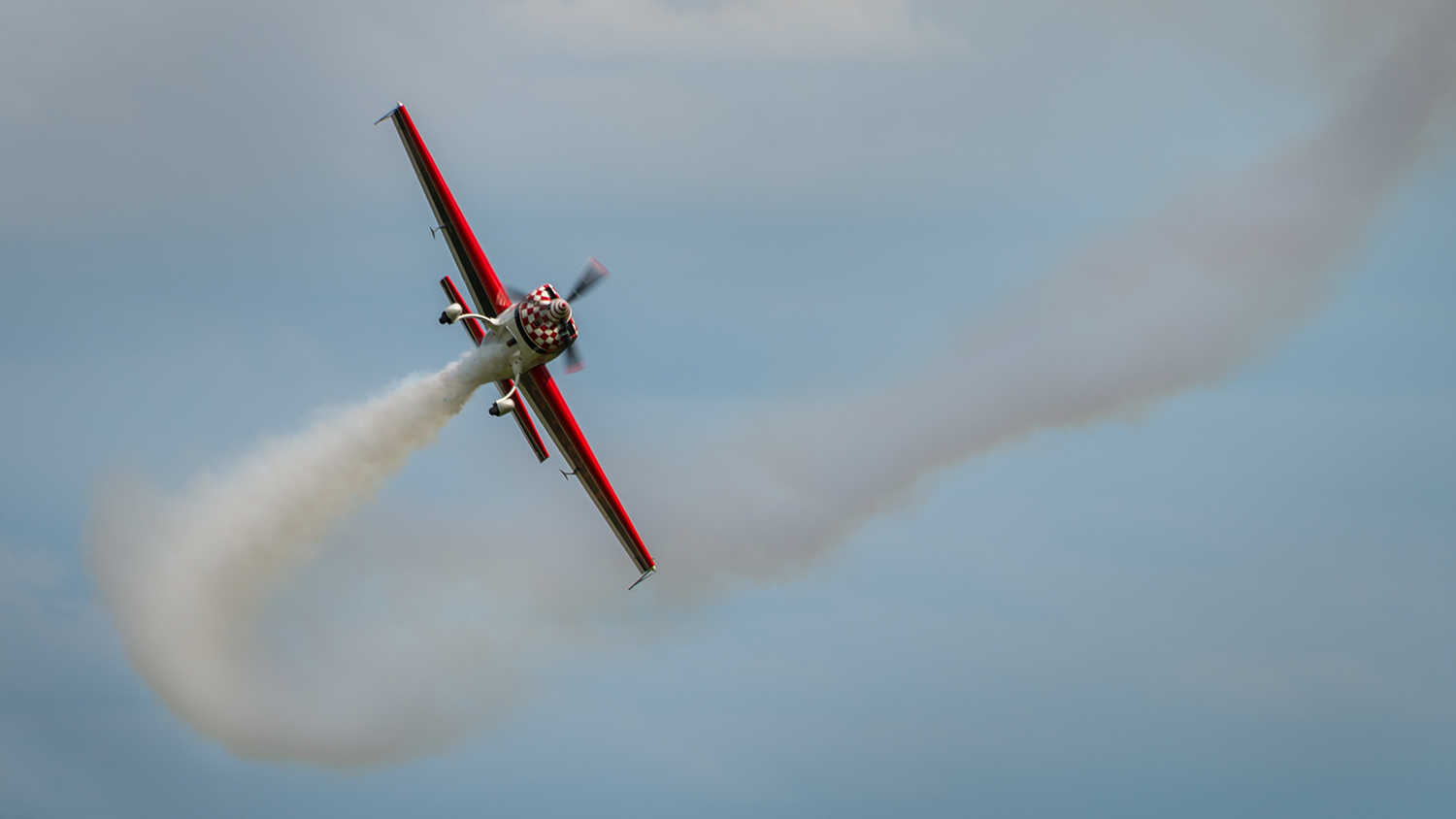 Mark came out to play with one of the most modern aircraft, the GOFF PETROLEUM Extra; as expected, Mark put on quite the show with some daring acrobatic work to please the crowd.