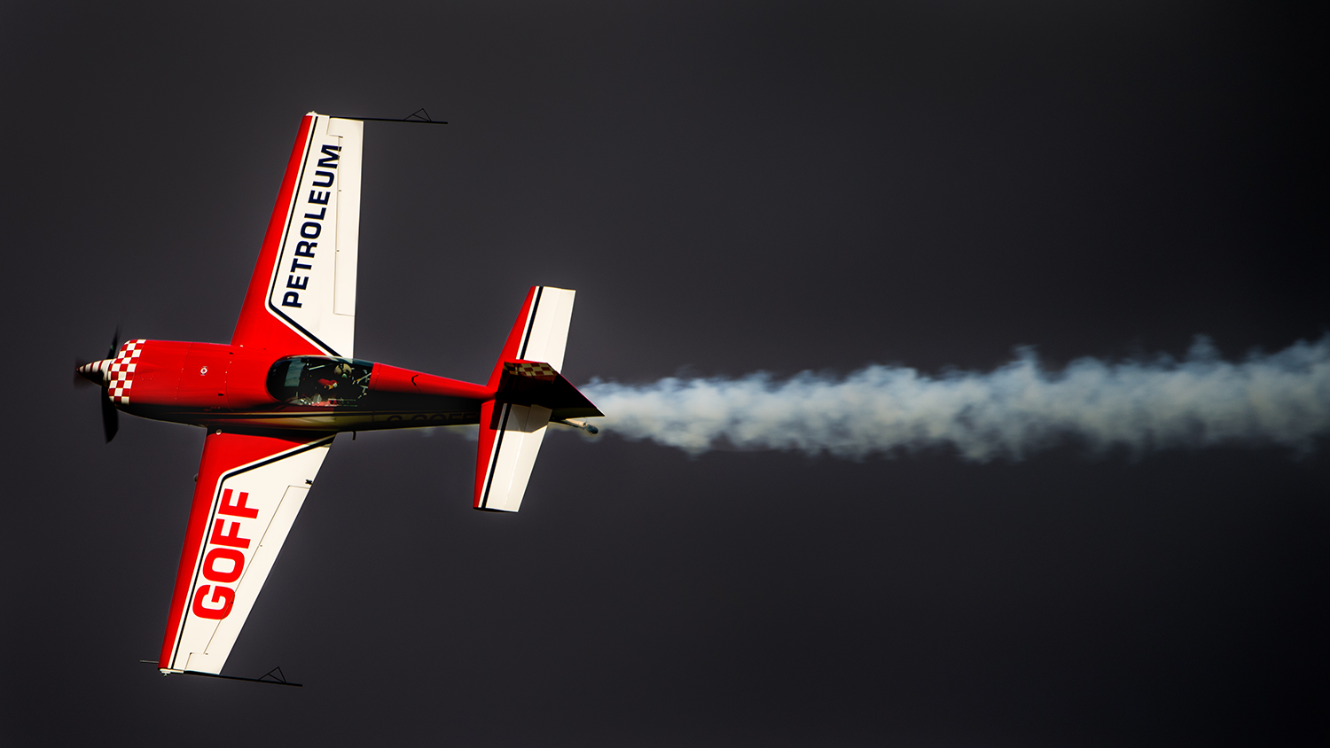 Mark and the GOFF PETROLEUM Extra closed out the show, giving me a chance to get a few more shots of him at work with a great display of aerobatics. 