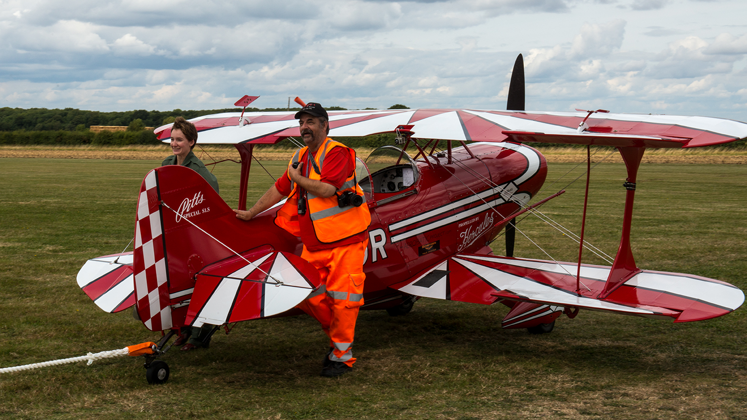 Despite a perfect display, her engine cut after landing, so she had to get towed back to the parking area. That didn't damped Lauren's mood at all - she kept smiling despite the hiccup and the crowd gave her a standing ovation upon her return.