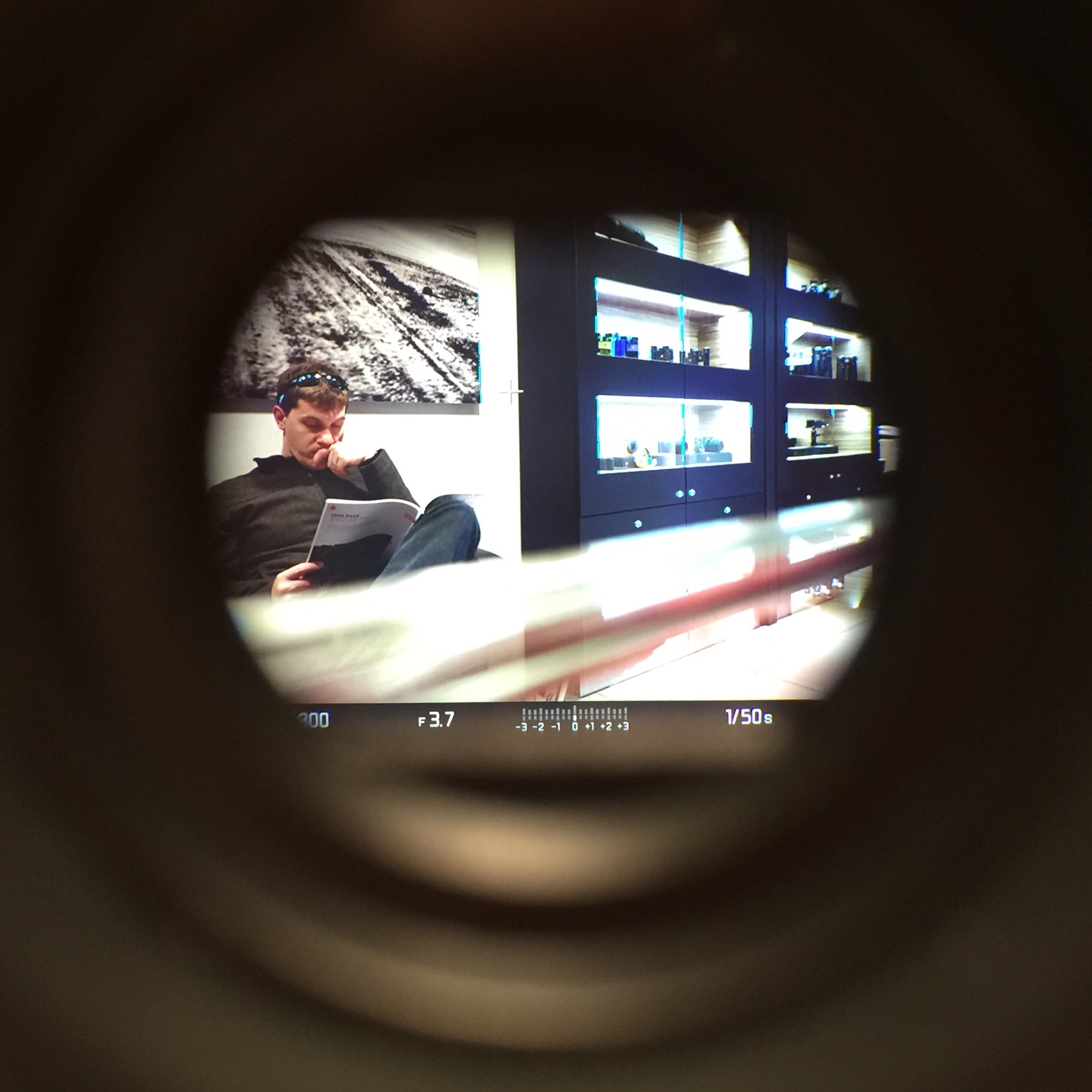 The EVF turns on automatically when you bring your eye up to the viewfinder. Even from this far away, you can tell how bright and beautiful this EVF looks!