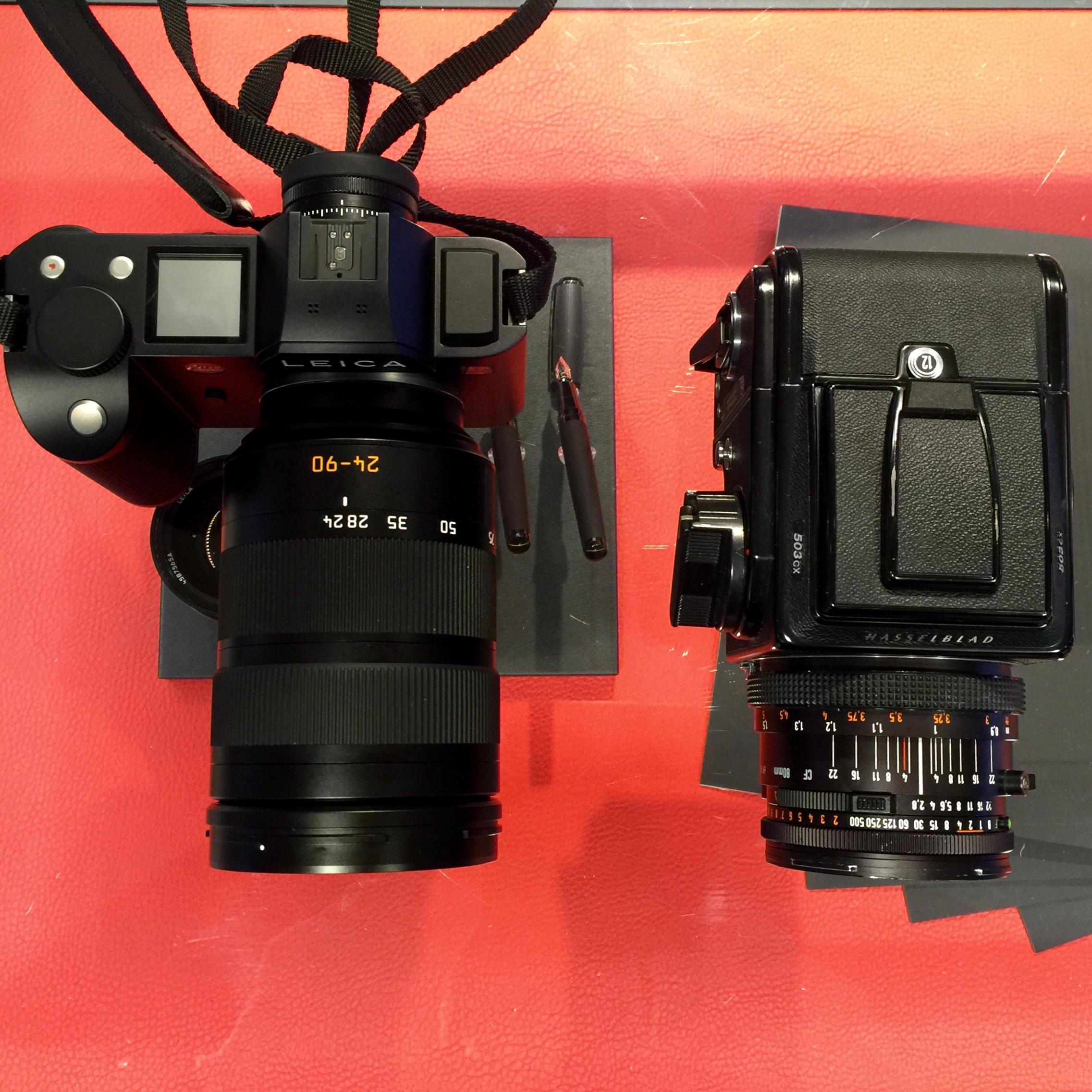 Two cameras - one of which is already a piece of history (the Hasselblad), while the other is likely to become one of Leica's greatest achievements. Side-by-side size comparison.