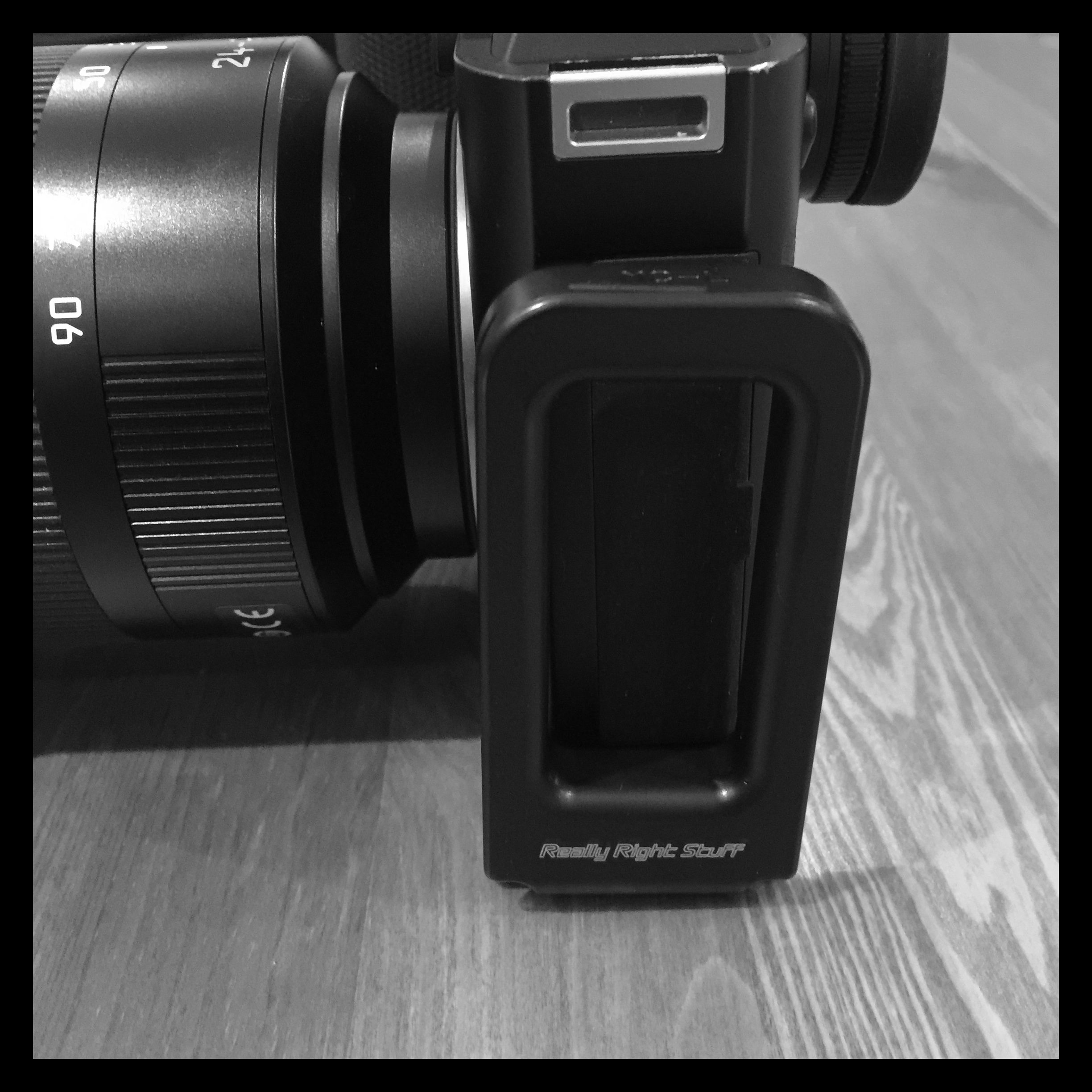 The plate is almost the same width as the Leica SL body. It is just barely wider, but the extra width is almost unnoticeable. 