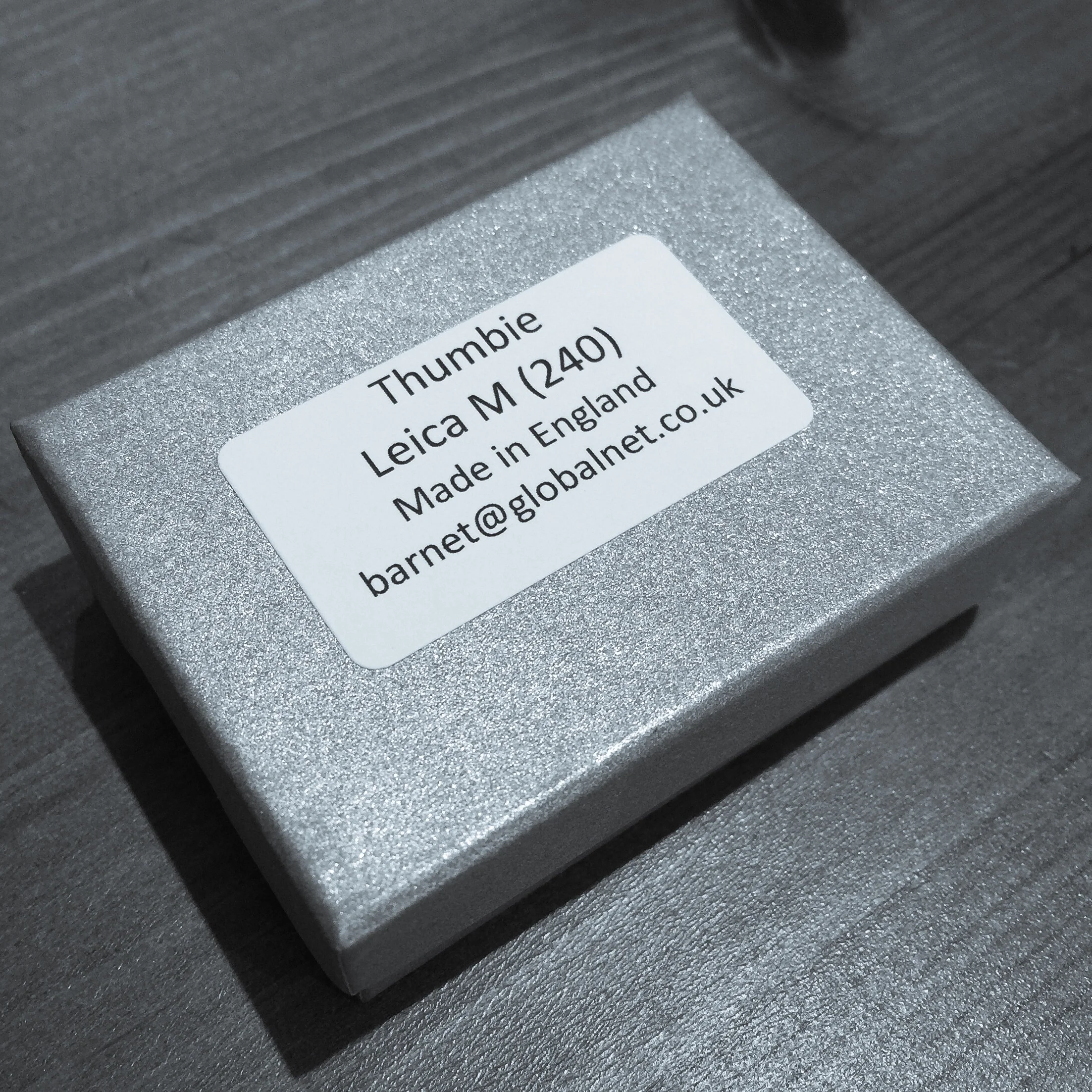 The Thumbie as delivered. Nothing fancy, but it is a silve box, in true "Leica fashion"