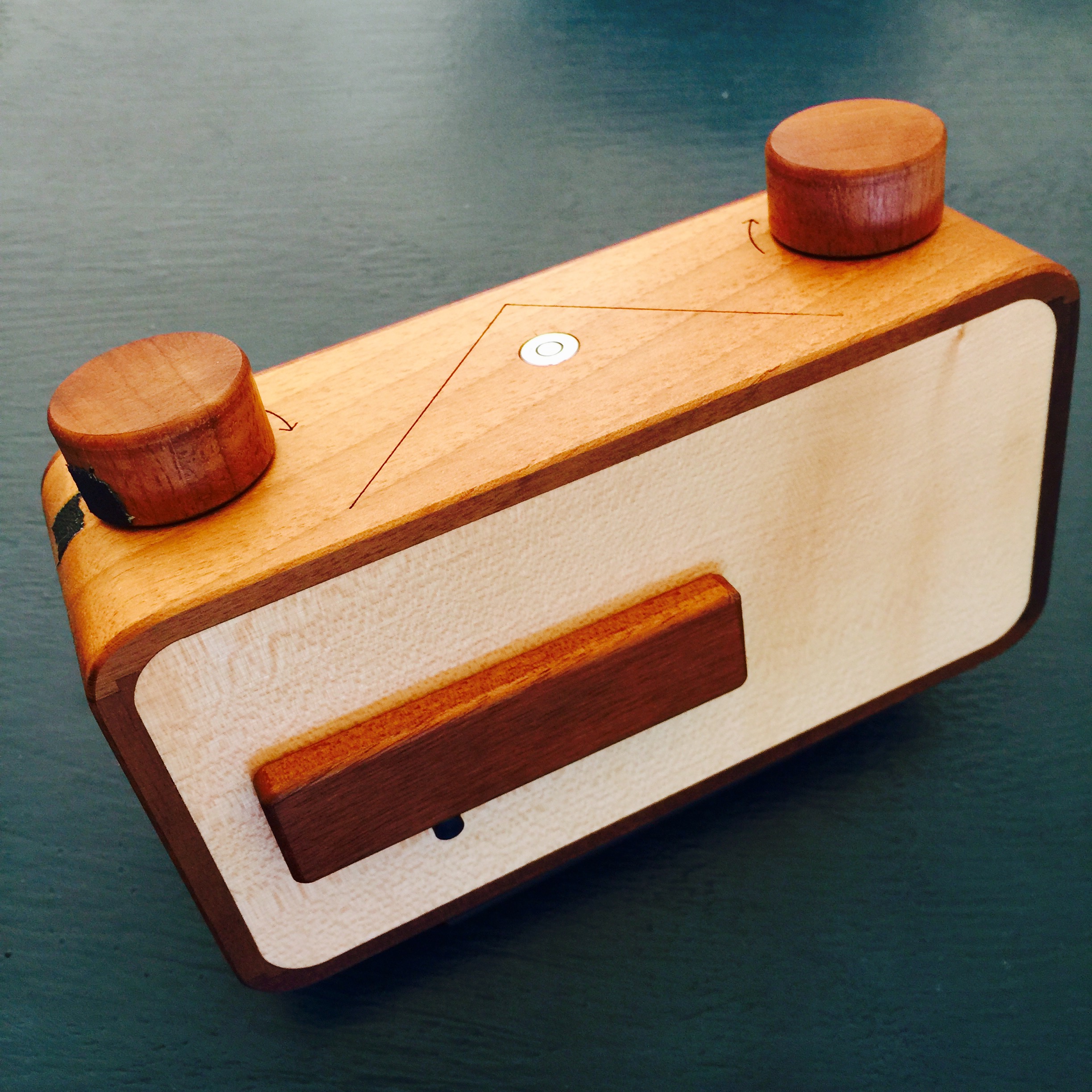 Ondu 6x9 Pinhole is a quality product, made from beautiful woods and features a magnetic 'shutter'
