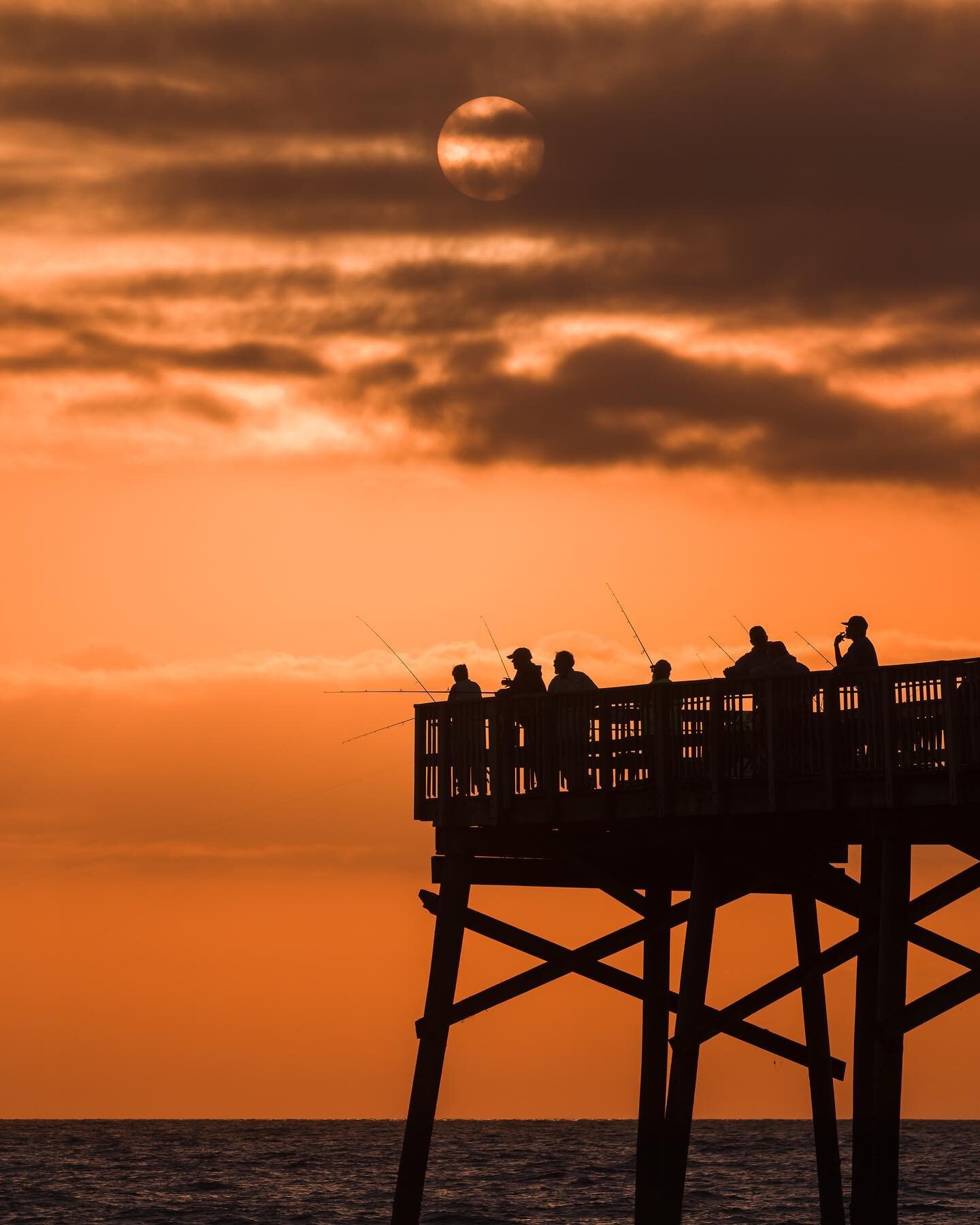 Another sunrise shot from yesterday 🤙🏼 #sunrise #silhouette #goldenhour #nikon #sigmaphoto #florida #beach #ocean #pier