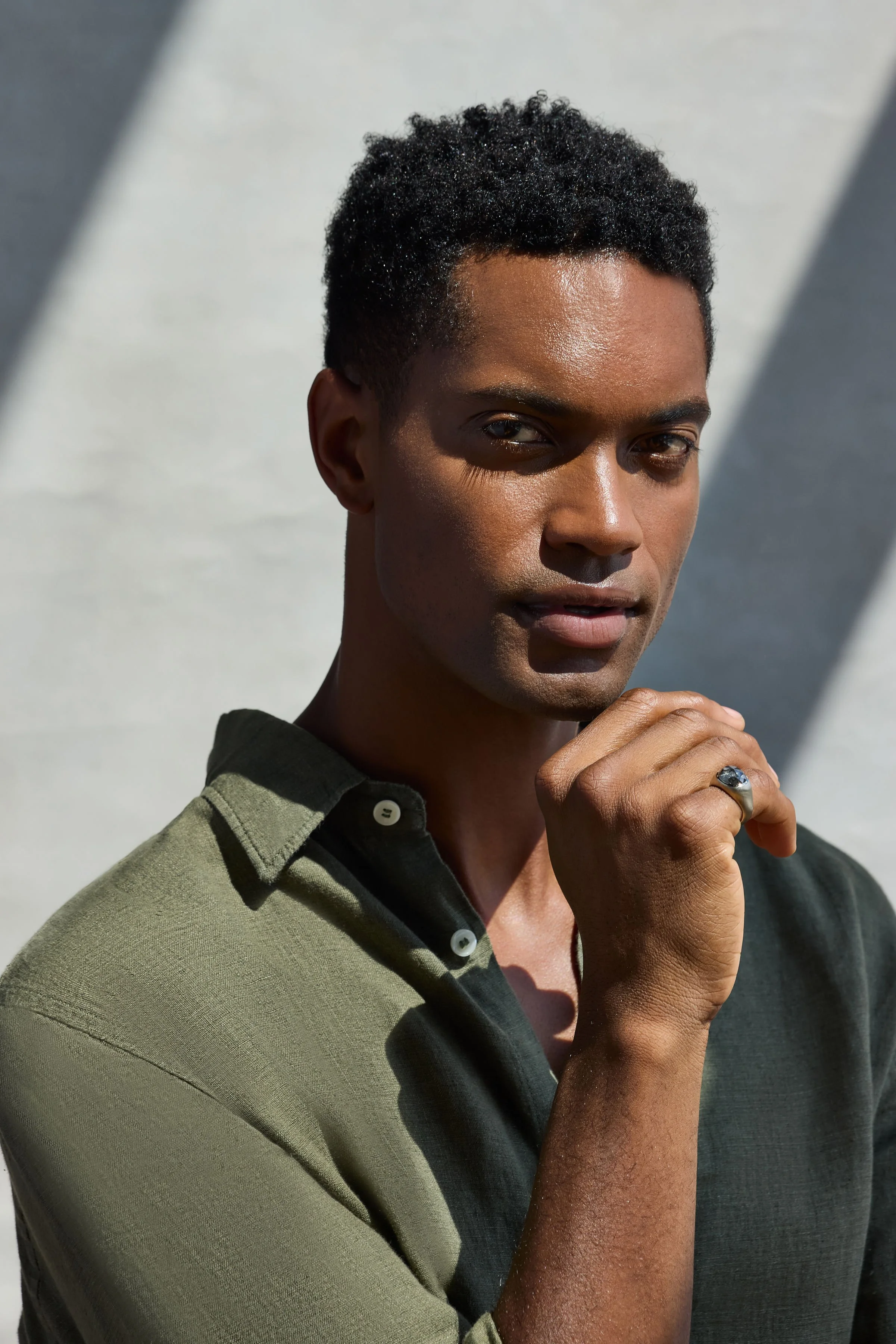 dusk-horizon-signet-ring-gray-diamond-elliot-gaskin