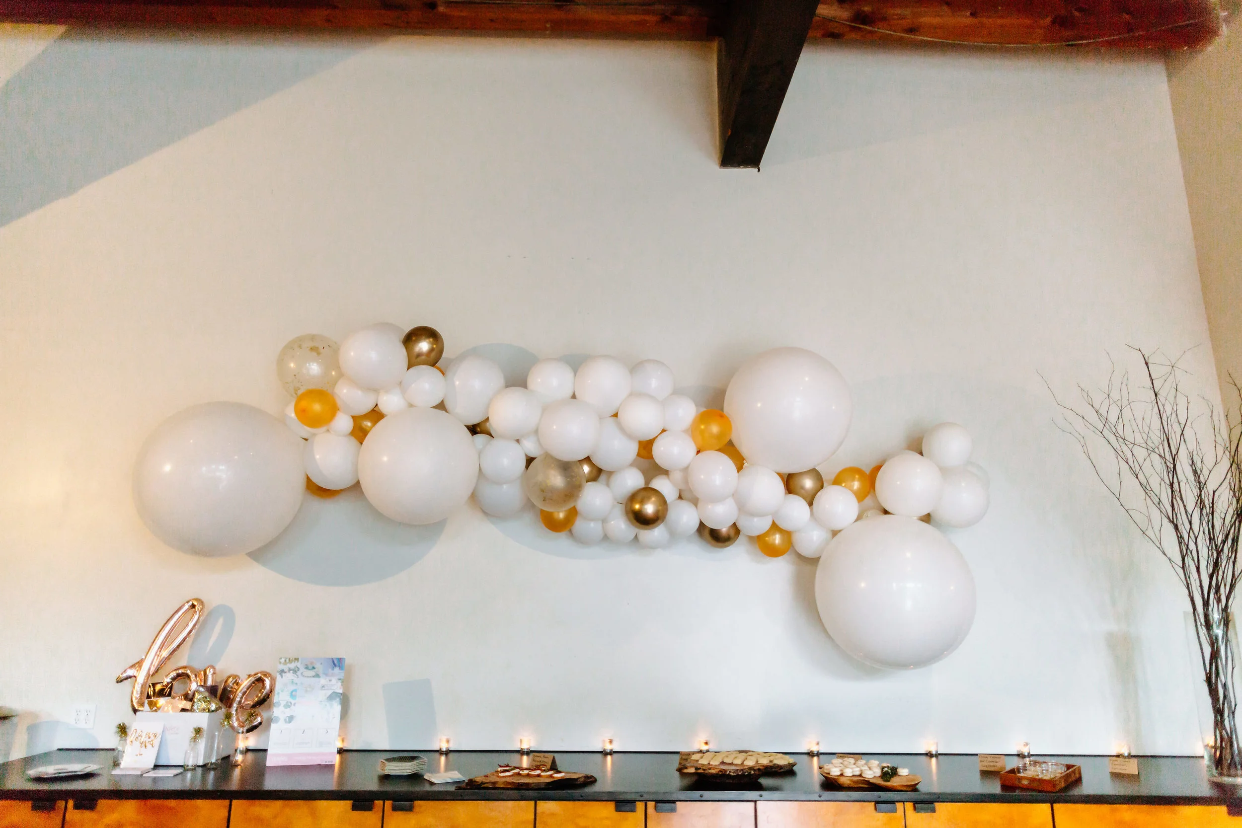 Loving these balloon garlands by Confete Party Box !