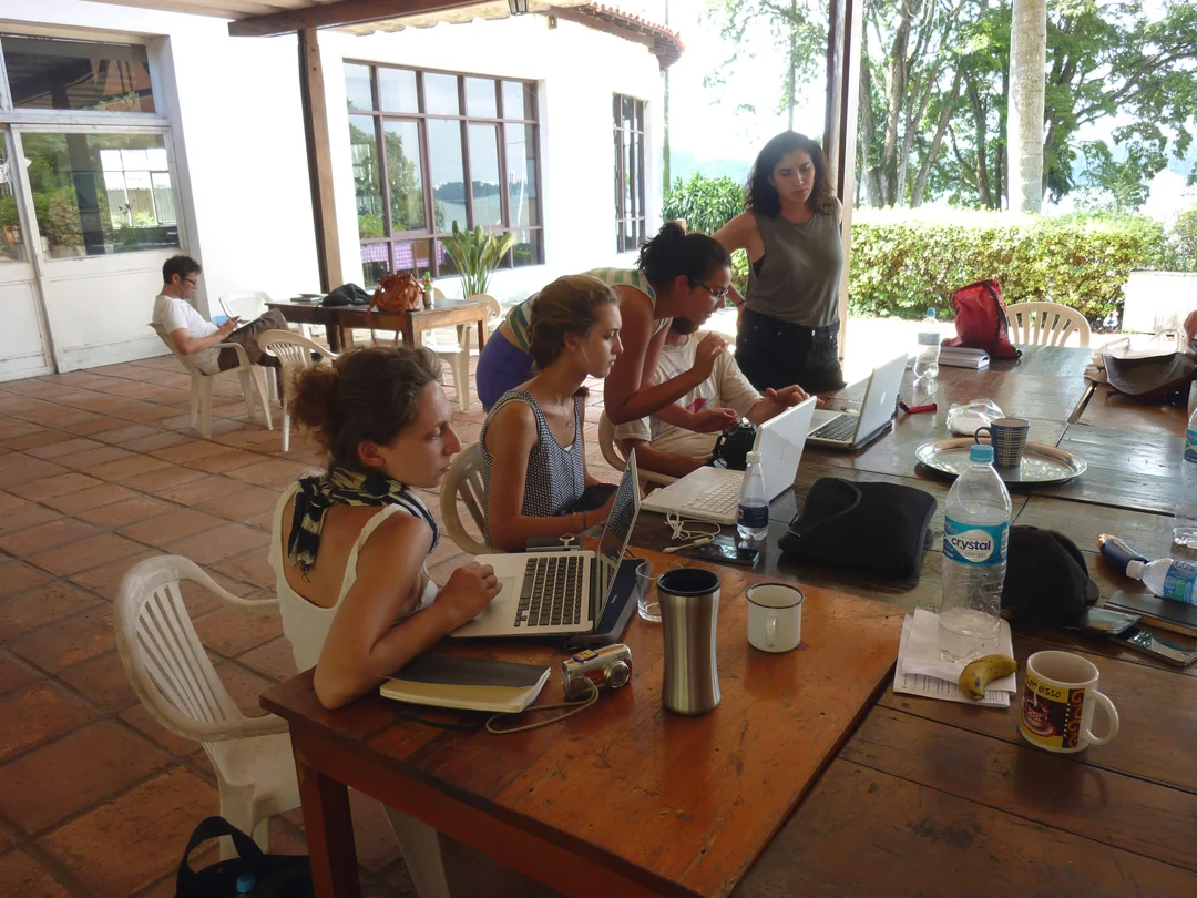 Workshop team working interactively and collaboratively on-site in Guarapiranga, São Paulo. Image: Aseem Inam.