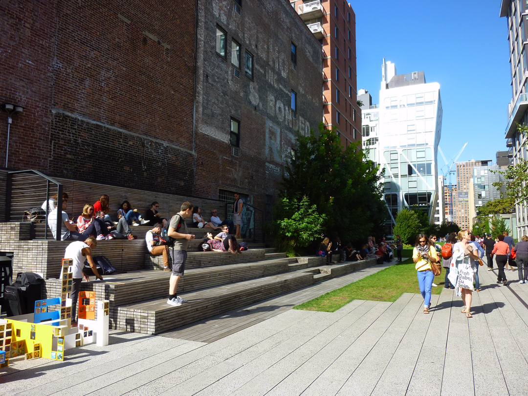 The High Line attracts crowds of visitors, workers and residents and embraces the urbanity of Manhattan in its design. Source: Aseem Inam.