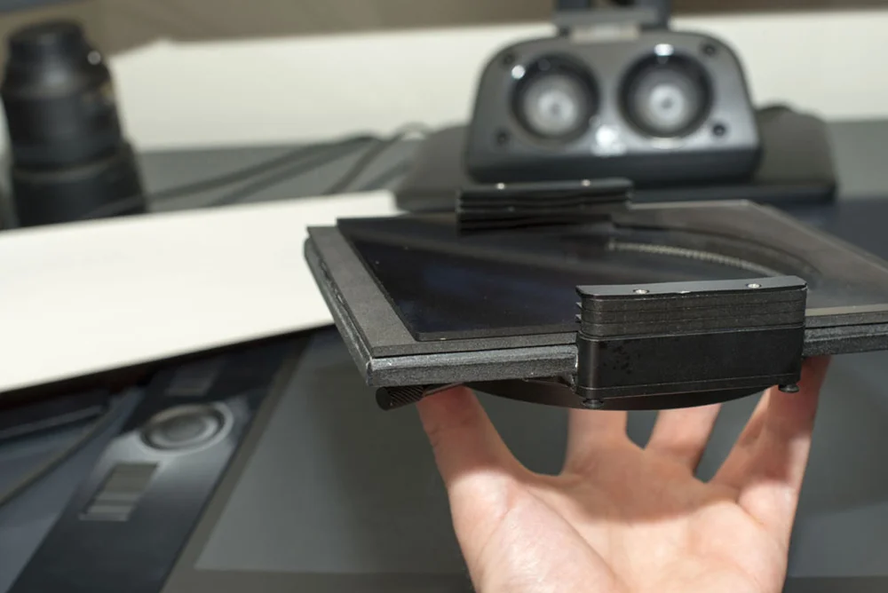 When the filter is inseted there is no light leaks around the edges.