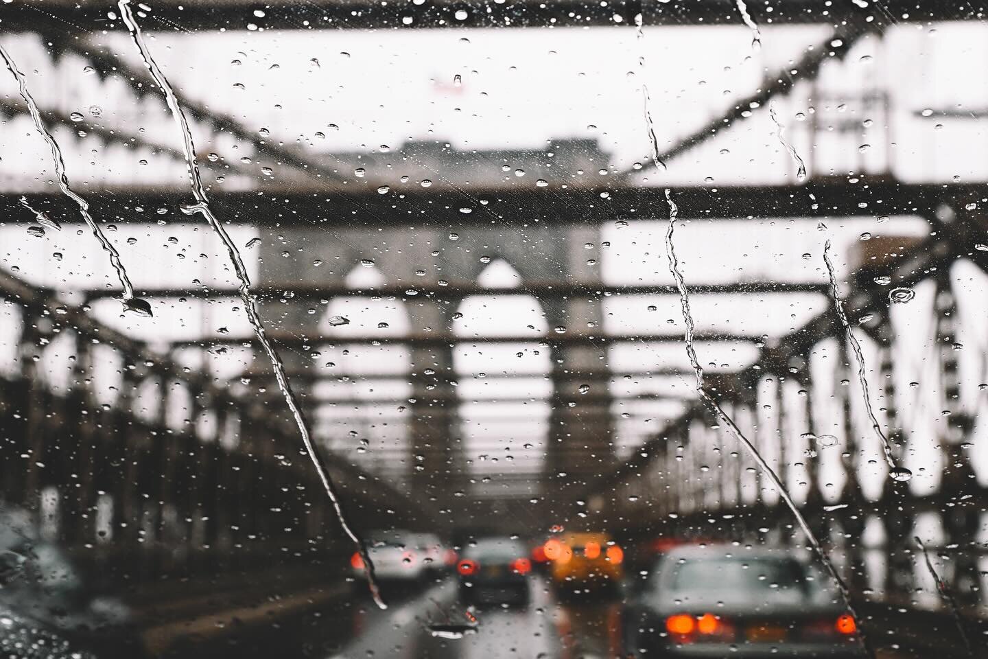 Spring Weather Is Fun
.
.
.
.
#robertcarlonewyork #nyc #spring #springweather #rain #cold #grey #wet #cool #weddingphotographer #weddingphotography #brooklynbridge #cheers