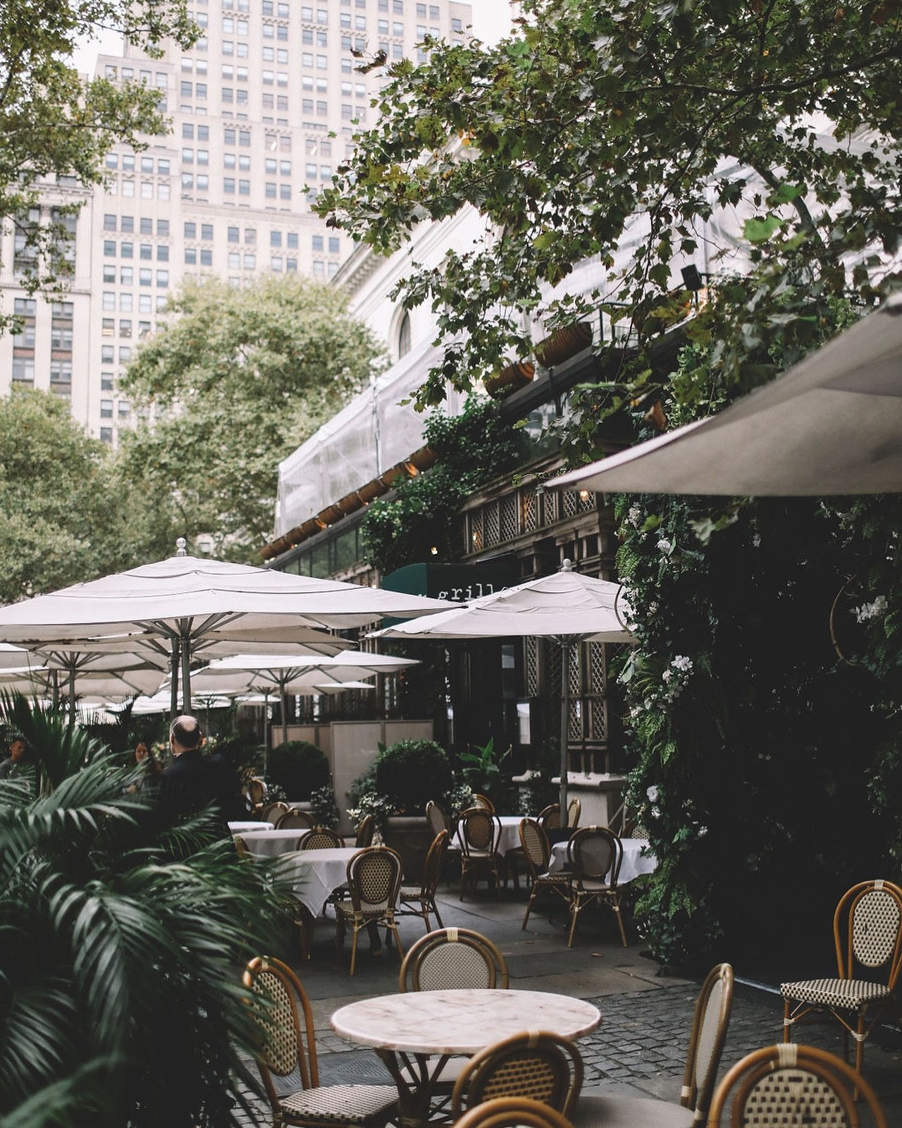 Concrete Jungle 
.
.
.
.
#robertcarlonewyork #nyc #nycweddingphotographer #nycwedding #nycweddingvenue #nycbride #cheers