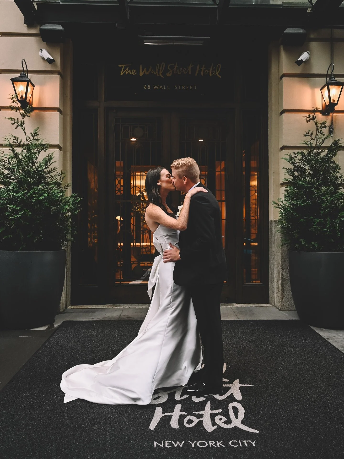Relax
.
.
.
.
#robertcarlonewyork #nyc #nyccouple #nycweddingphotographer #nycwedding #kiss #engaged #love #wallst #cheers