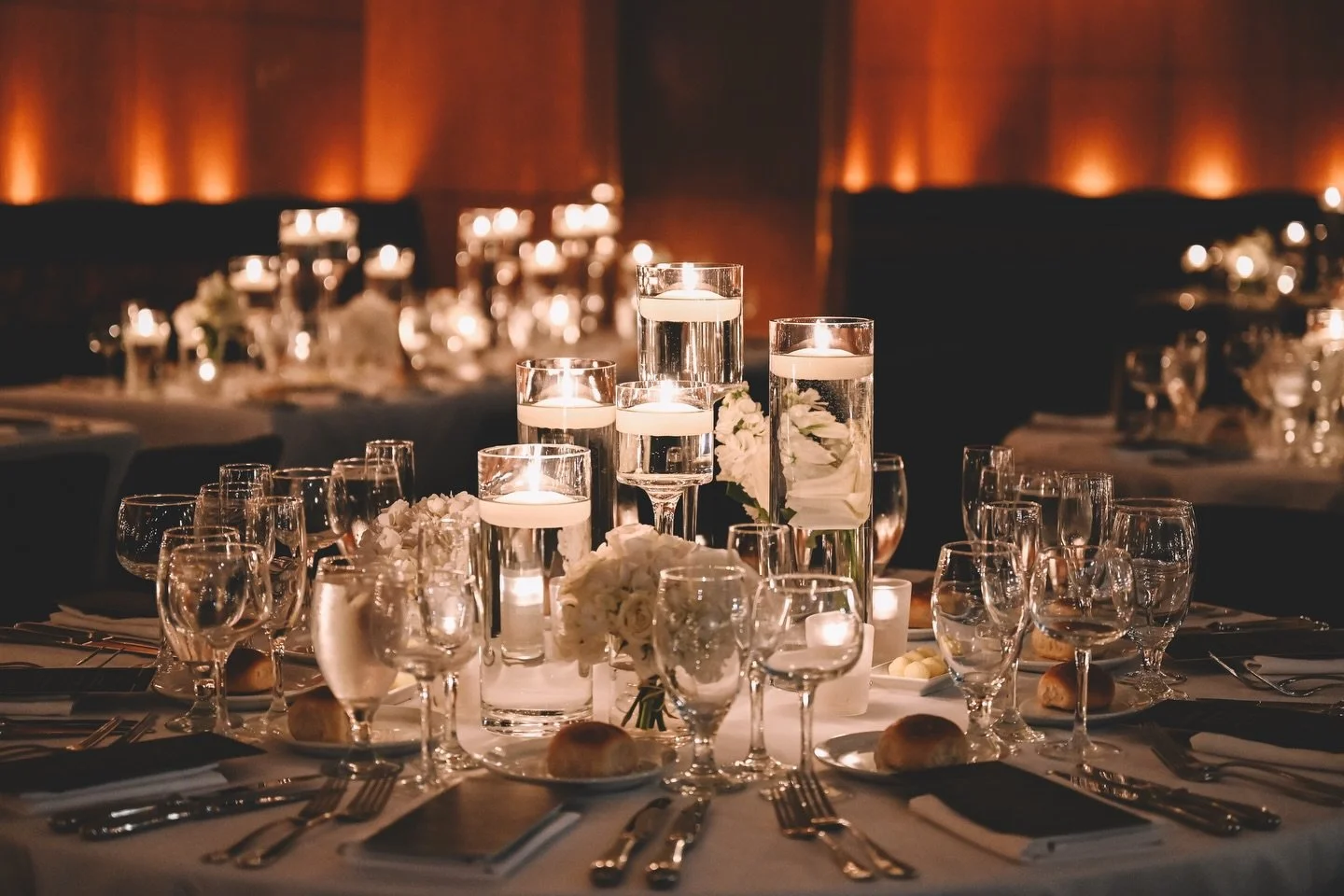 Warm Roses 
.
.
.
.
#robertcarlonewyork #nyc #nycweddingphotographer #nycwedding #candles #tabletopdecor #nycweddingphotography #bryantpark #love #cheers