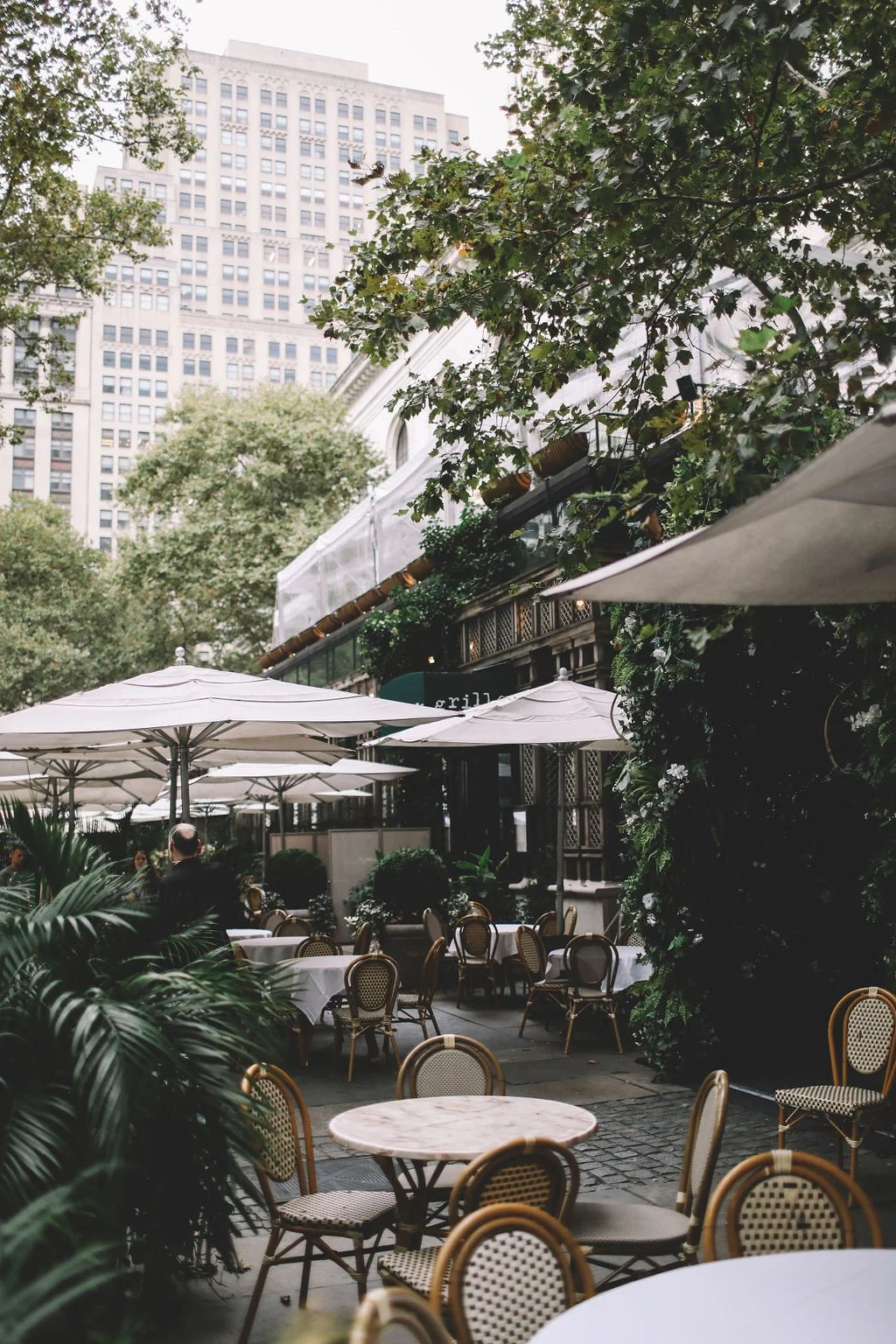 NYC wedding photographer capturing Bryant Park Grill wedding with elegant outdoor garden reception in Manhattan overlooking Bryant Park.