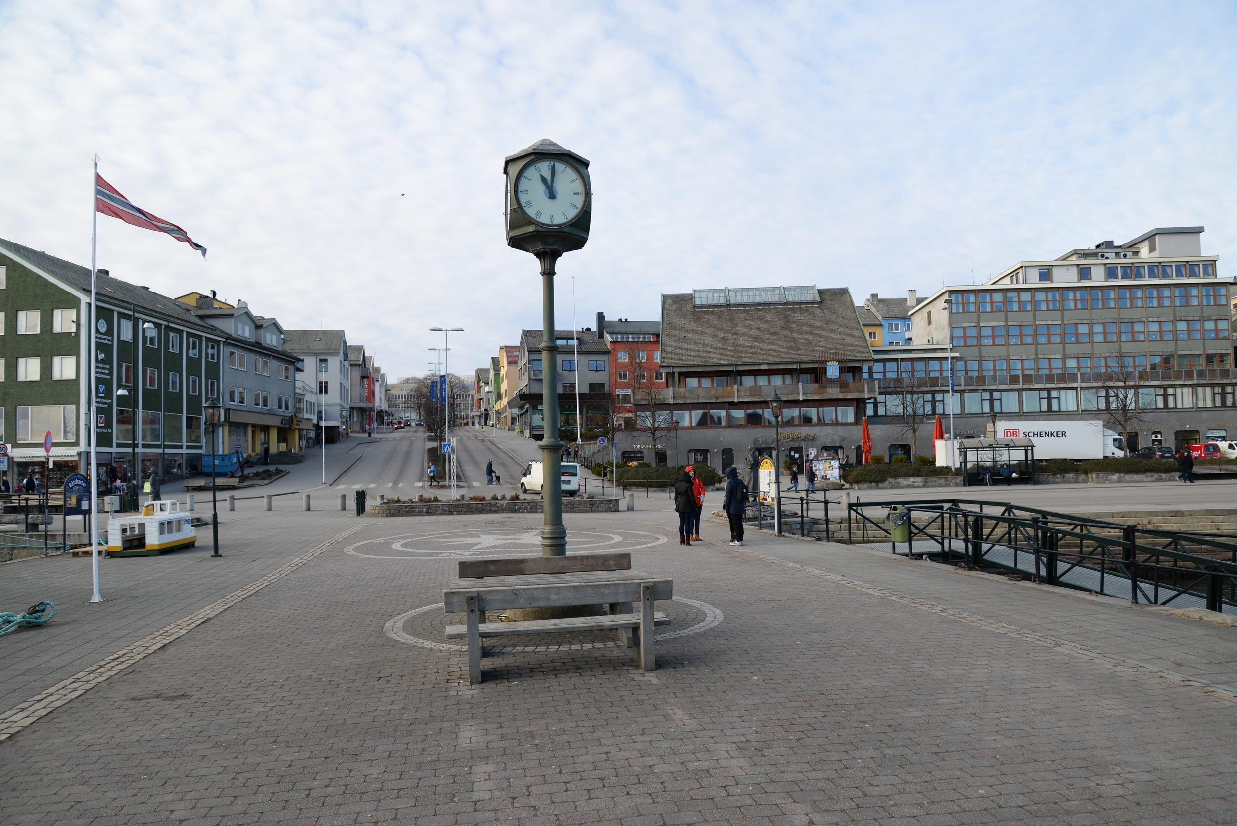 Sentrum fra kaia, med Kaibakken i bakgrunnen. (Foto: Nina Werge-Olsen)