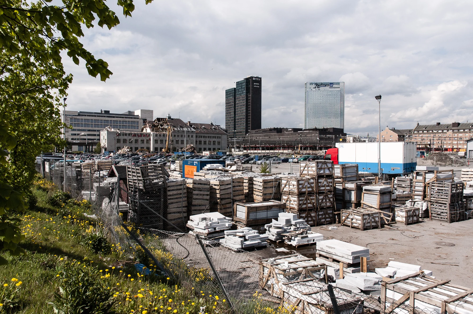 Nye Oslo-prosjektet har også et mer historisk aspekt. Dette bildet fra 2005 viser området der Barcode-blokkene ligger i dag. Huset i bakgrunnen er den gamle Jernbaneskolen som rives for å gi plass til PWC-bygget - første bygning i Barcode-rekka. I forgrunnen lagres marmor til operaen, som er under bygging.