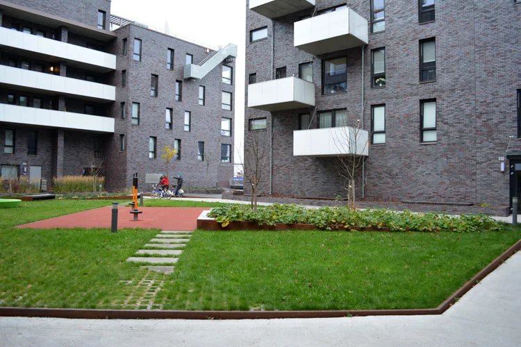 En av de halvoffentlige bakgårdene på Sørenga. Foto: Mia Thun