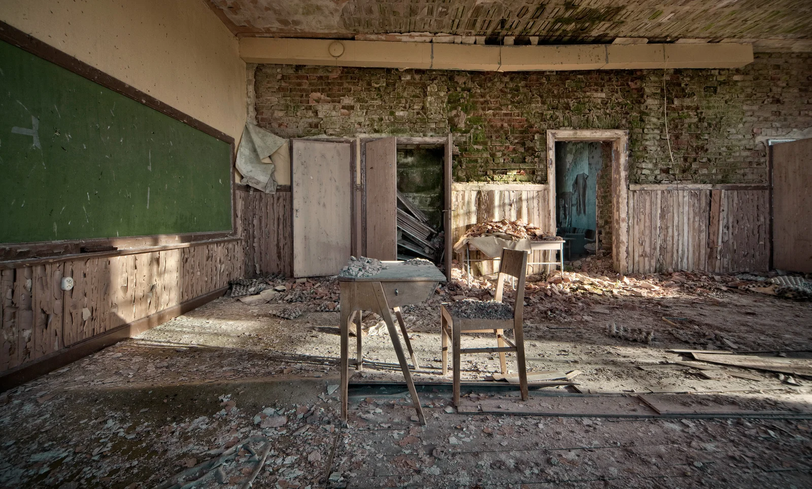 A lesson In Decay Siste time har for lengst ringt ut på denne gamle svenske skolen. Uvisst når den ble forlatt, men forfallet har kommet langt og deler av taket holder på å kollapse.