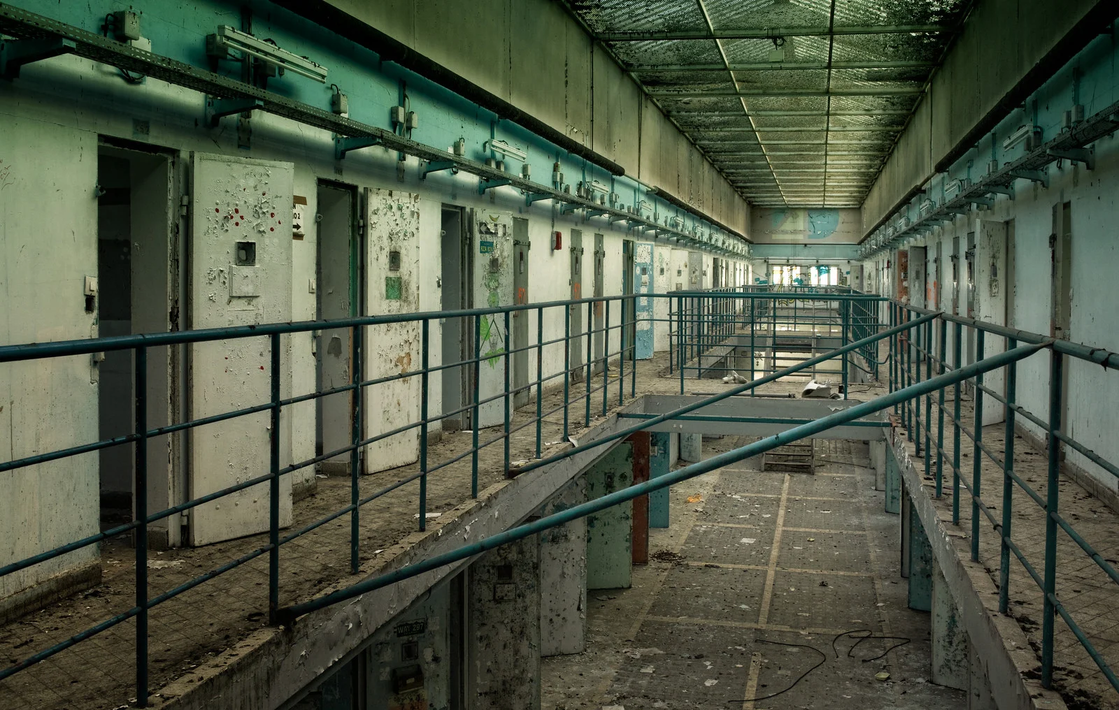 Abandoned Prison Historien til dette forlatte franske fengselet strekker seg tilbake til 1200 da det var et munkekloster her. Under den franske revolusjon ble stedet omgjort til fengsel. På det meste var det plass til 1500 fanger her men i 2011 ble de flyttet til et nyere og med moderne fengsel og har stått forlatt siden.