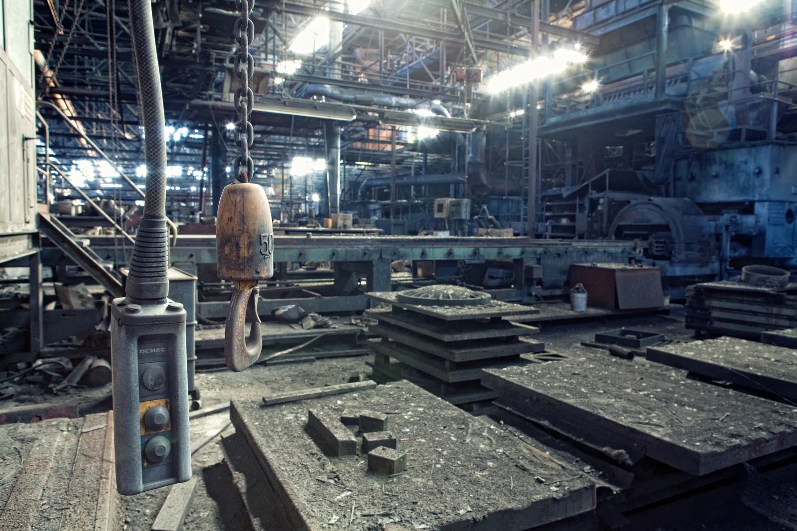 Abandoned Steelworks Ettermiddagslys skinner gjennom de små takvinduene i de støvete lokalene til et forlatt stålverk i Østerrike. Uvisst når de siste arbeiderne gikk herfra, men trær og vegetasjon har alt begynt å vokse igjennom gulv og maskiner.