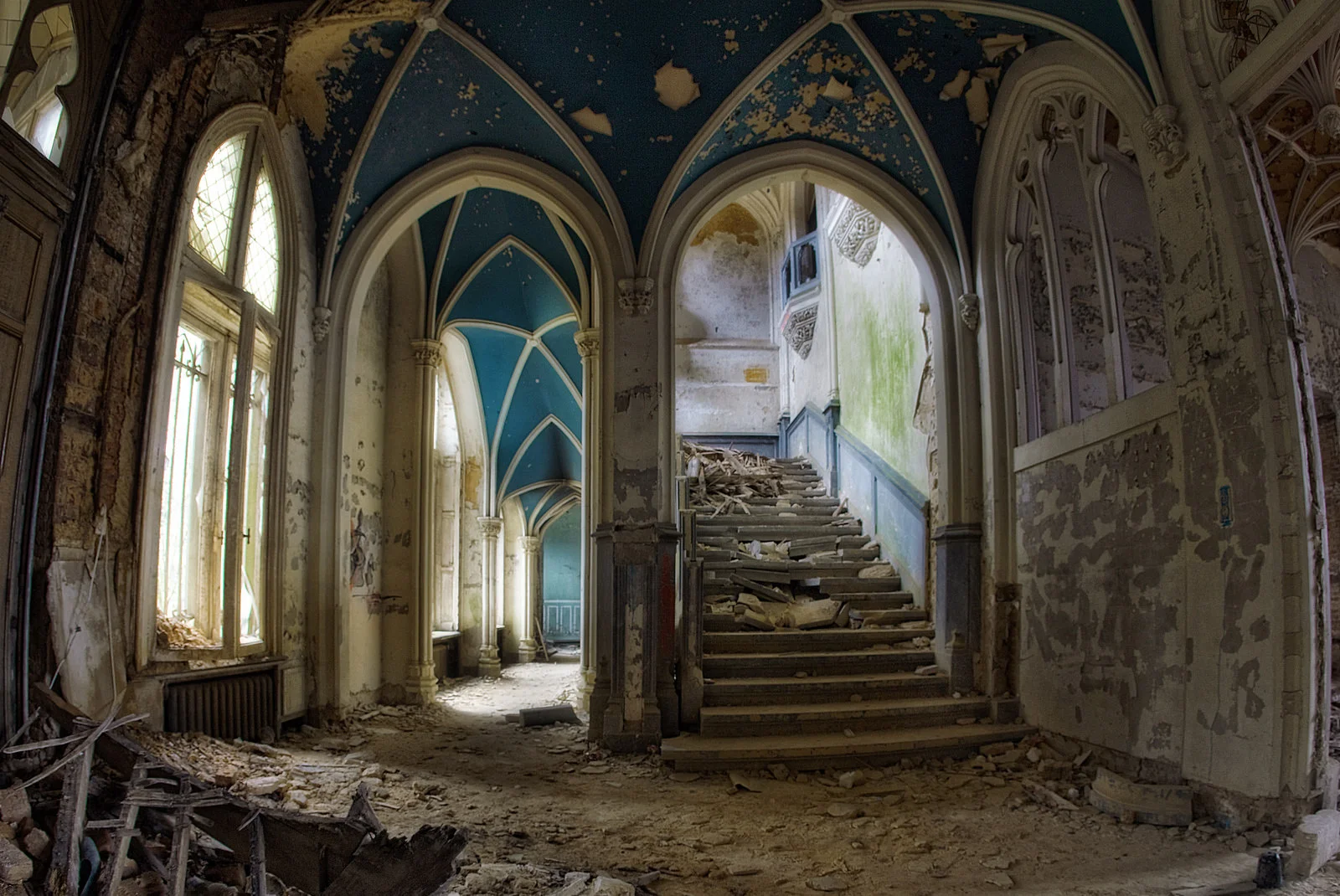 Chateau Fairytale Innsiden av et av de mest kjente forlatte slott i Belgia kalt Chateau Miranda eller Noisy bygget i 1866. Det eventyraktige utseende trekker stadig fotografer som vil ta bilde av det selv om det begynner å bli falleferdig og farlig. Slottet ble forlatt i 1991. 