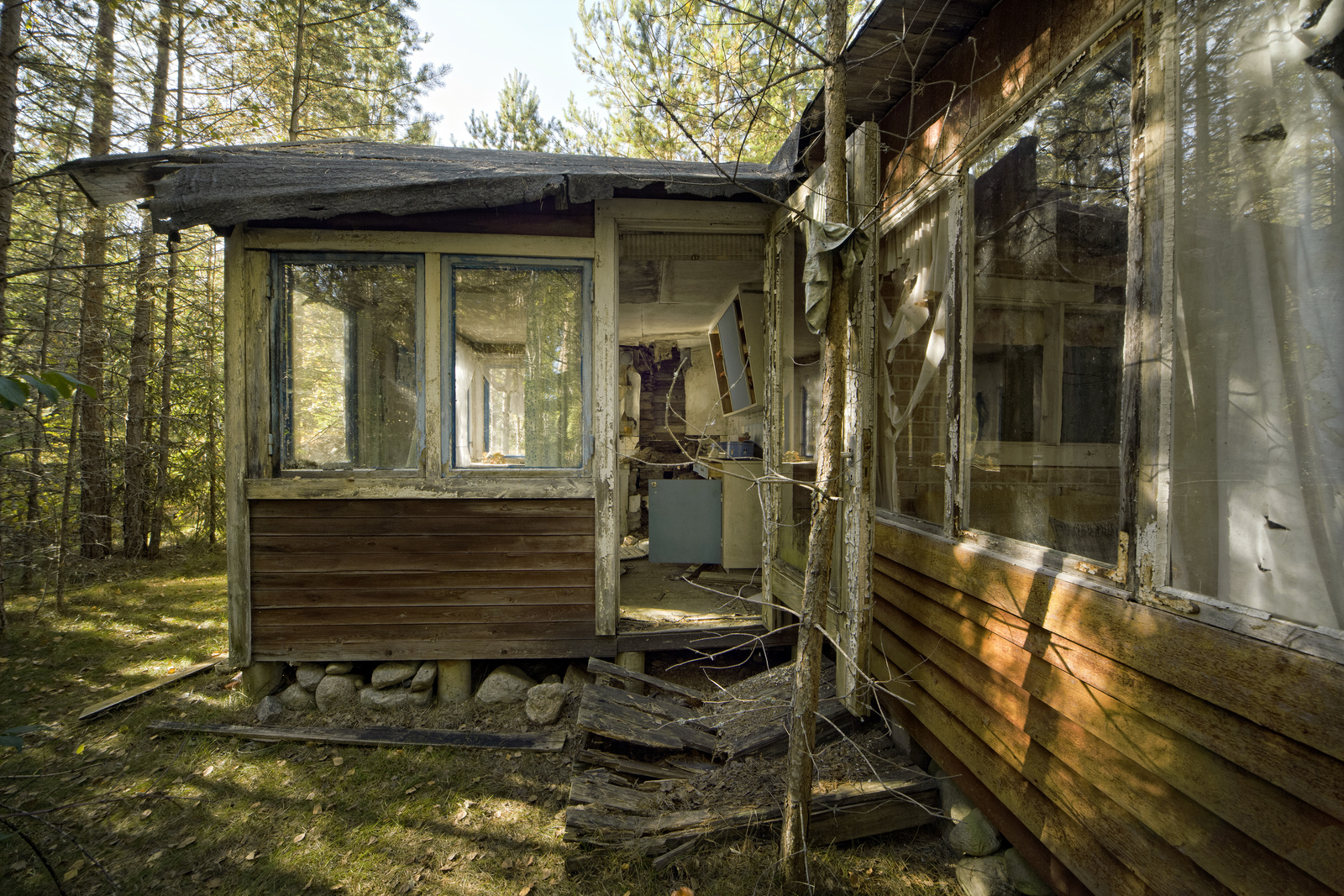 Derelict Summerhouse Et sted i de svenske skoger ligger et rart område med et titalls gamle feriehytter og forfaller. Hvorfor hele området plutselig ble forlatt vet jeg ikke.