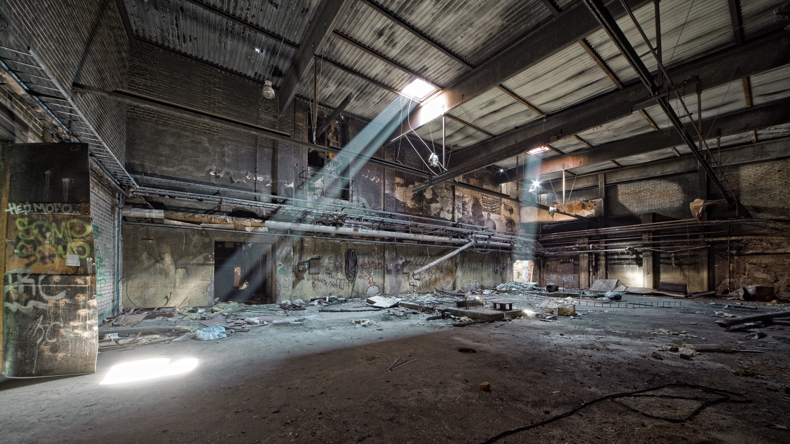 Dual Beams Lysstråler skinner gjennom det falleferdige taket i en svensk sulfatfabrikk i Sverige. Nok et stykke industrihistorie som står som ruiner.
