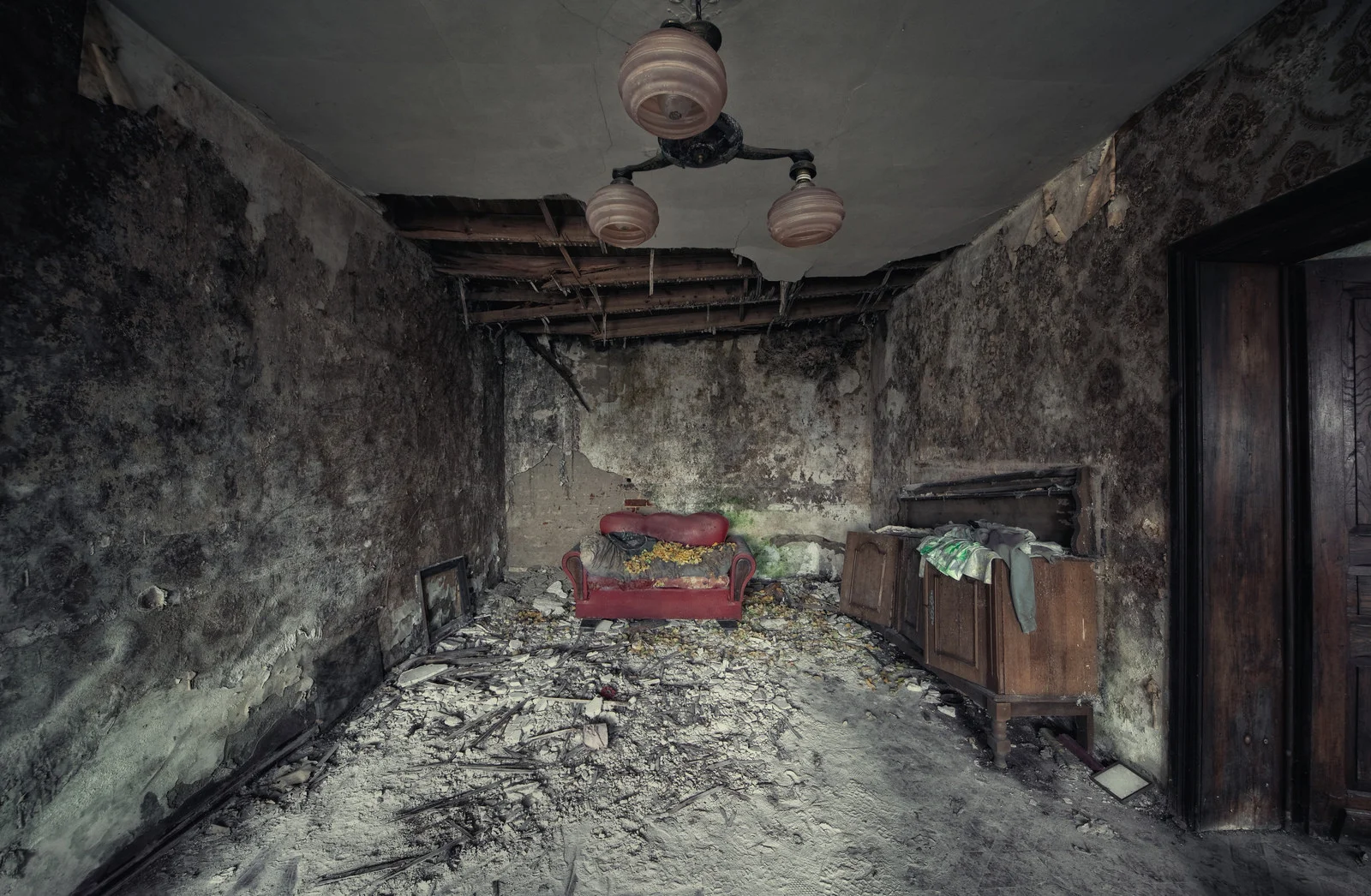Nightmare Living Room Stuen i et gammelt fraflyttet belgisk hus minner om kulissene i en skrekkfilm. Det er vanskelig å tro at det en gang har vært koselig her.