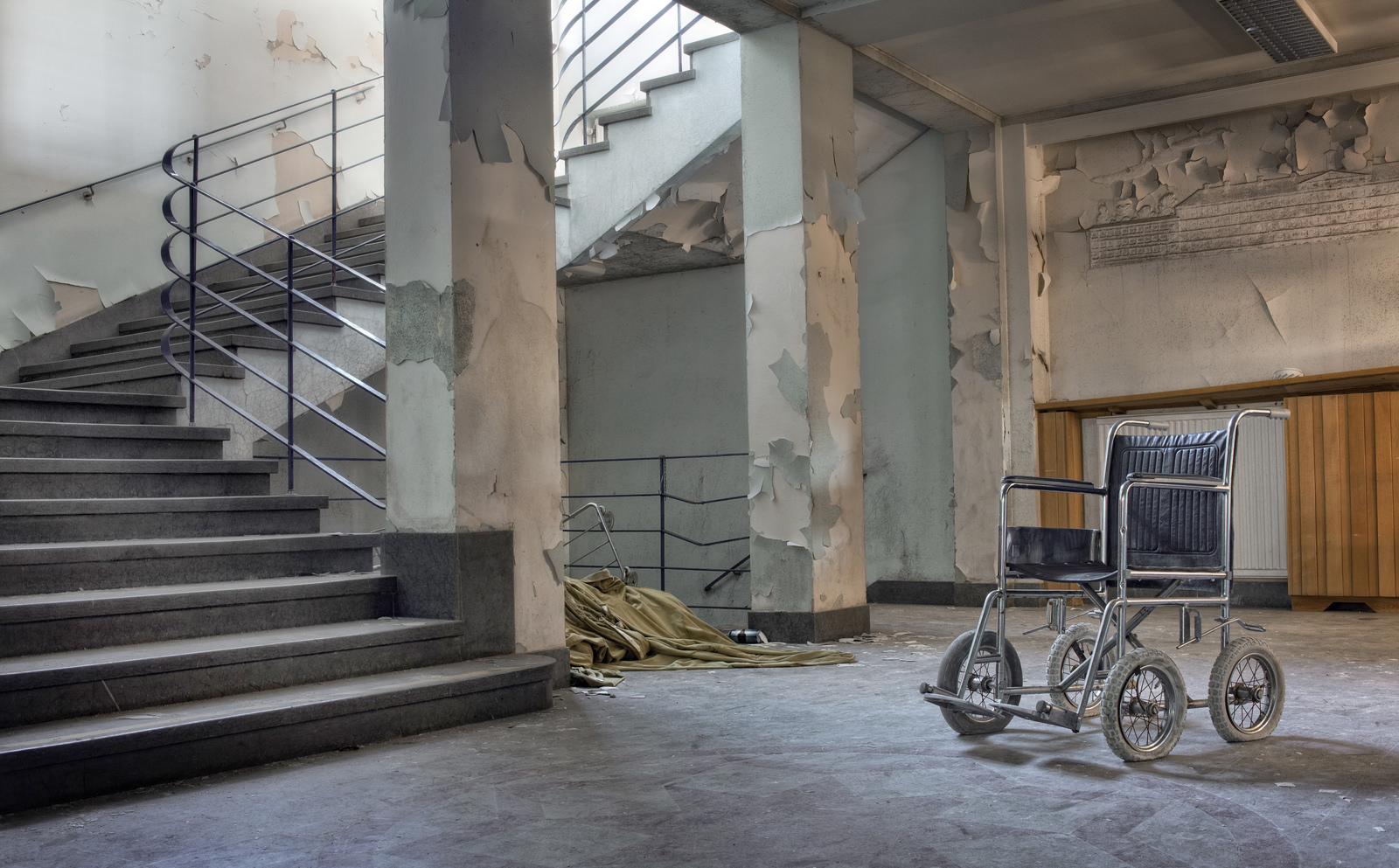 Sanatorium In The Woods Trappegangen i det gigantiske Sandträsk tuberkulose sanatoriet i Sverige. Det ble bygget i 1913 og kunne da huse 88 pasienter. I 1964 ble driften flyttet og sykehusdriften avviklet. Av de 30.000 pasientene som var innom her døde halvparten. 