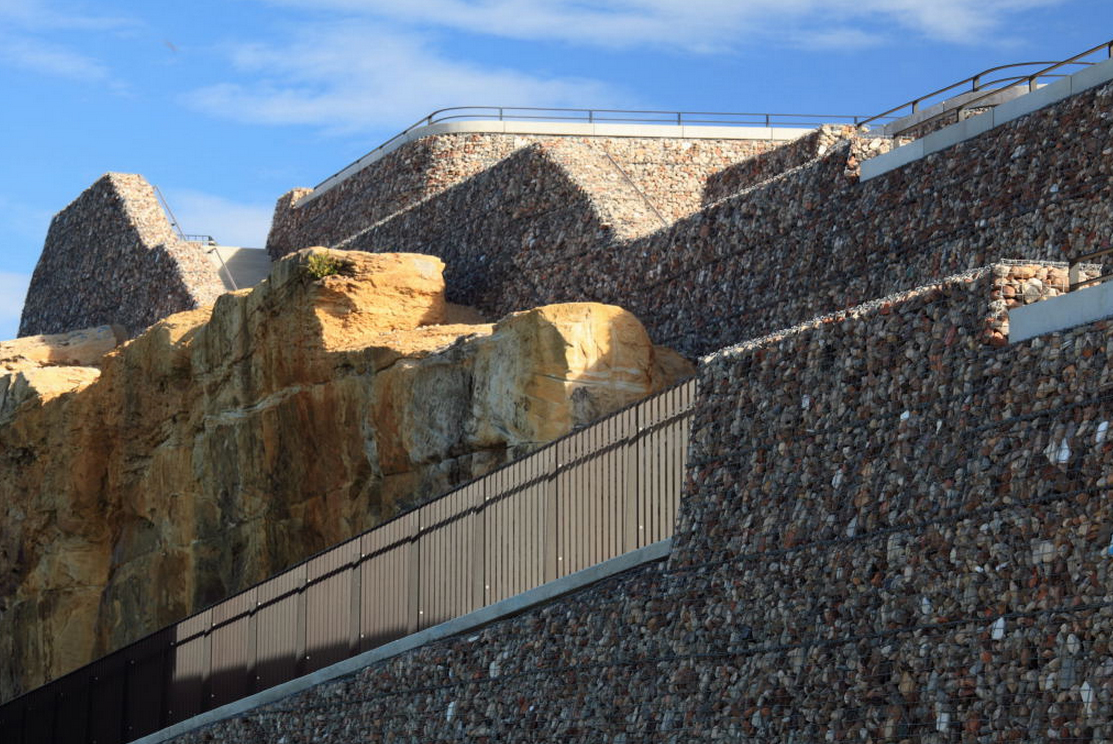 Betong og rivematerialer knust og gjenvunnet som fyllmasse i gabioner. Ballast Point Park, Sydney, Australia. Hentet fra: http://www.landezine.com/index.php/2010/11/ballast-point-park-by-mcgregorcoxall- landscape-architecture/ ,© McGregor+Coxall 