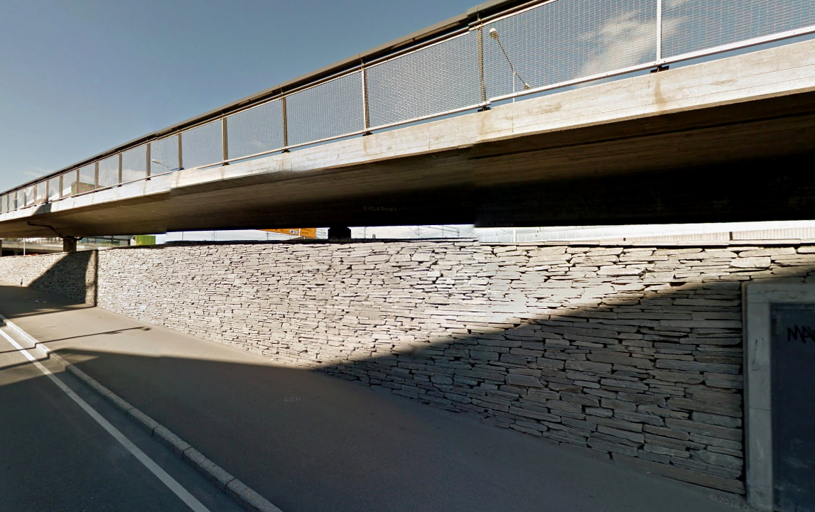 Håndstein av skifer fra tidligere stasjon ombrukt i nye murer. Lysaker Stasjon, hentet fra Google Maps:https://www.google.no/maps/@59.912859,10.639875,3a,75y,308.73h,91.32t/data=!3m4!1e1!3m2! 1sOOjZPghvfQUctnTbhlJcFg!2e0 