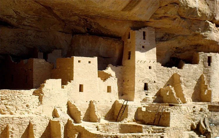 Mesa Verde . Hopi indianernes landsby i Arizona, som er bygget opp av soltørkete jordstein ( adober ). foto: Greg Tally CC BY 3.0 via Wikimedia Commons 