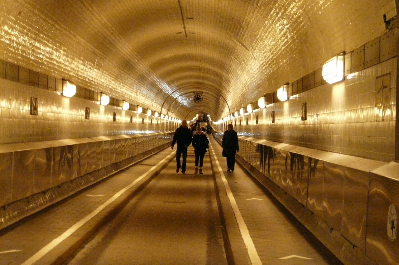 Effekt av belysning i tunnel, Elbe Tunnel i Hamburg. foto: CC0 Public Domain, um0815 via Pixabay
