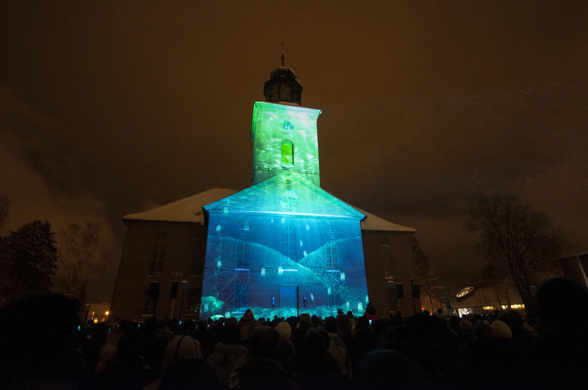 Glogenfestspillene. Fasademapping om identitet på Kongsberg kirkes fasade samlet flere tusen tilskuere en kald januarkveld i 2014 under åpningen av Glogerfestspillene. Regi og kunstnerisk ledelse ved ZENISK. Foto: Zenisk