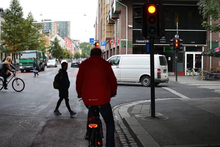 Mange røde lys møter oss på veien Foto: Mia Thun