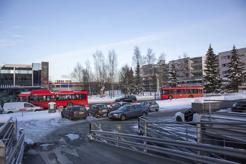 I dag domineres Trygve Lies plass av biler og busser. I fremtiden skal det bli et grønt og viktig byrom for alle på Furuset. Foto: Line Holand, Bymiljøetaten