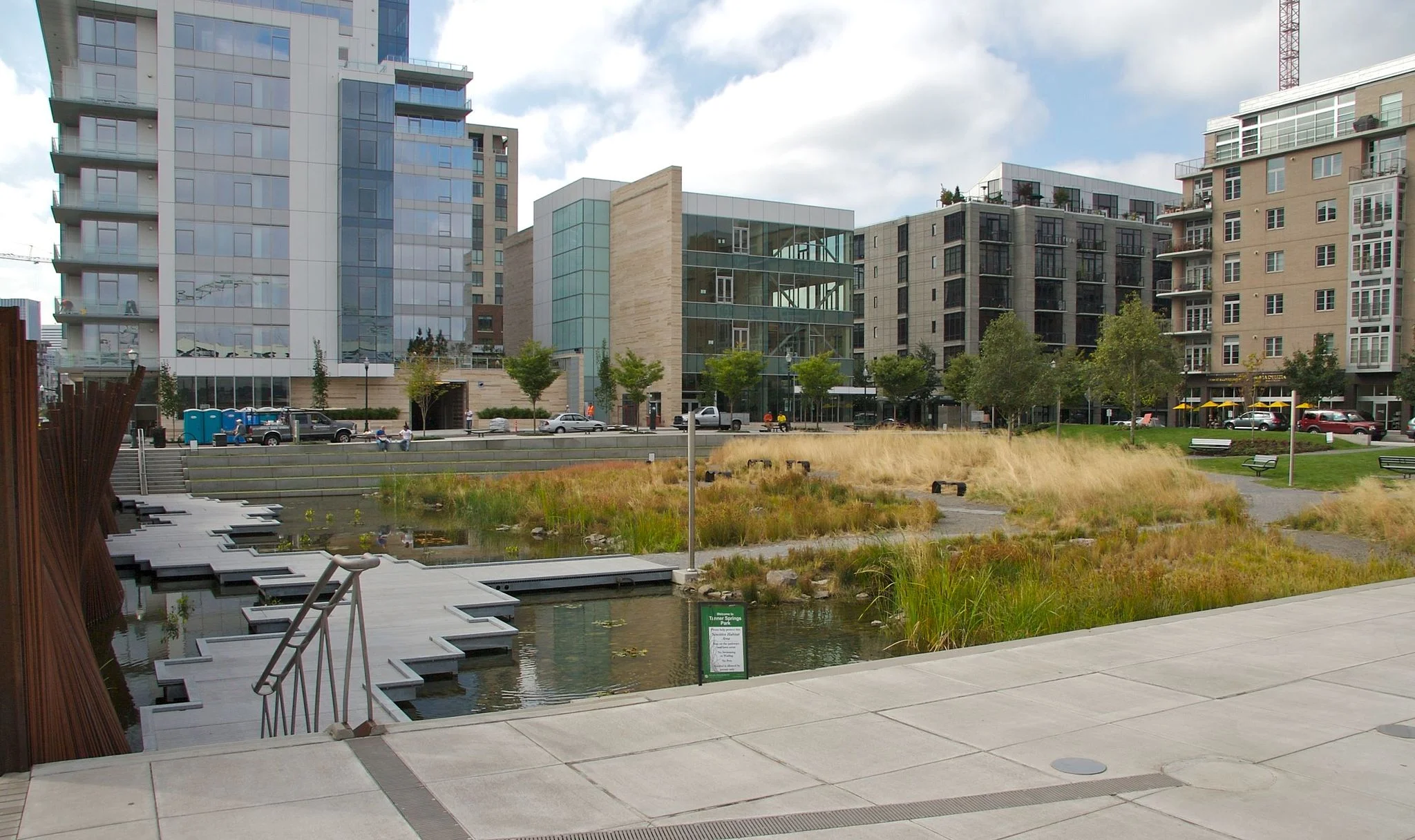 Urbane våtmarksområder og plantefelt kan bli viktige elementer i norske byer for å fordrøye og rense vann fra flommer og kraftige regnskyll fremover. Her fra Tanner Springs Park i Portland. Foto: Cord Rodefeld, Wikimedia Commons