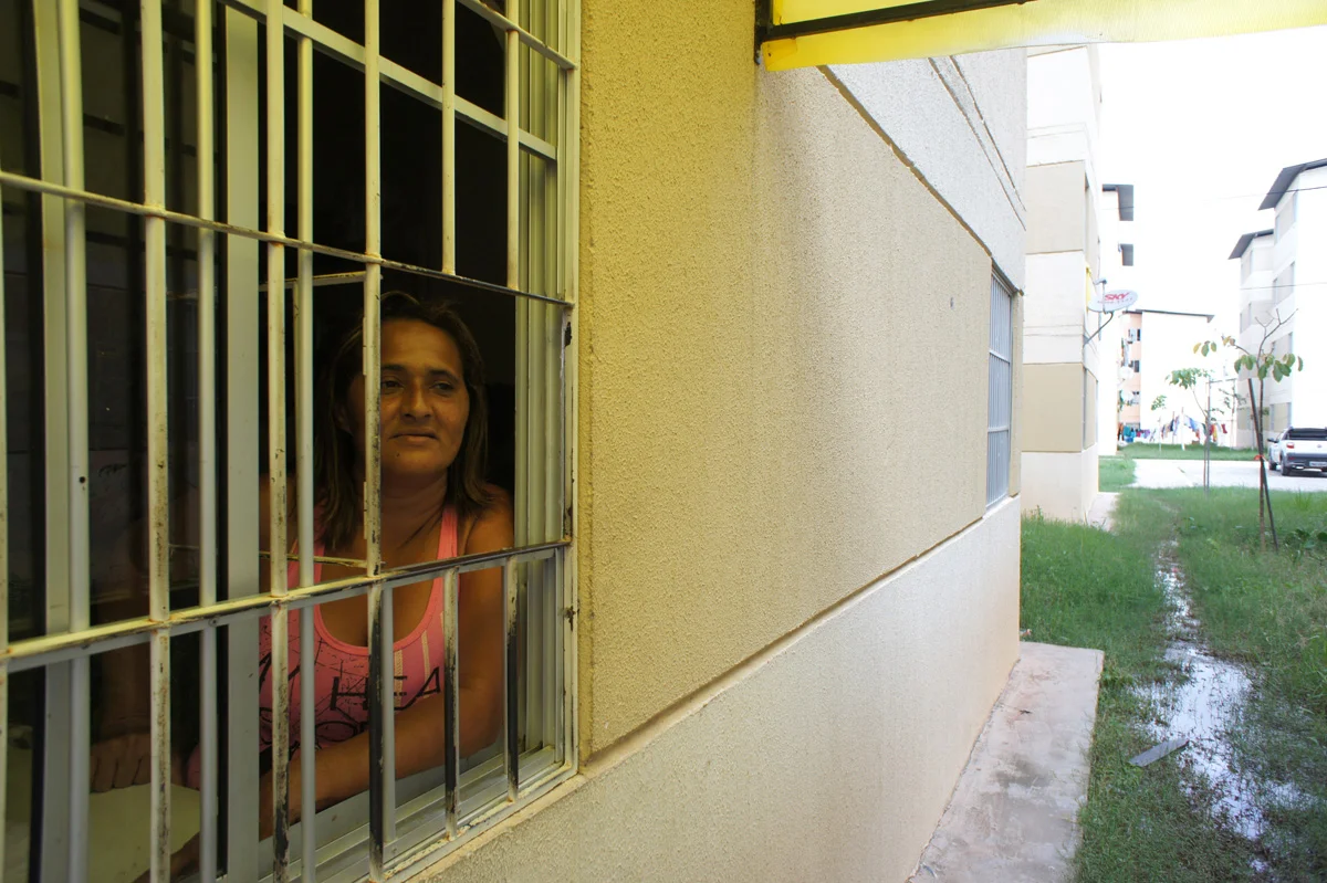 Juana Maria Suarez Souza var én hundrevis som okkuperte tomtem i kampen for bolig. I dag har hun gjort om det ene soverommet i den nye leiligheten til en butikk. Foto: Astrid Fadnes