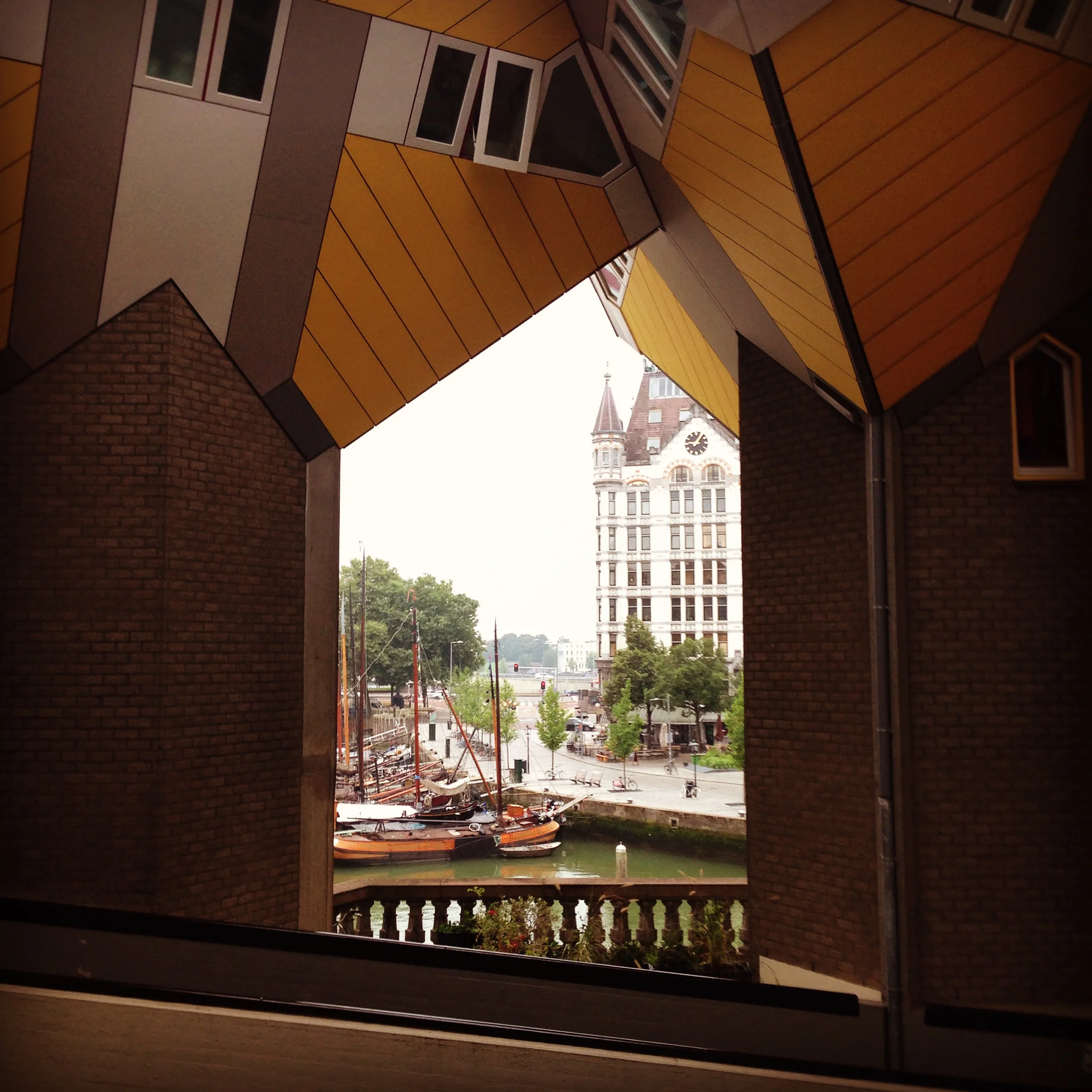 Kubehus i Rotterdam, tegnet av Arkitekt Piet Blom. Foto: Vilde Lofthus Rooth