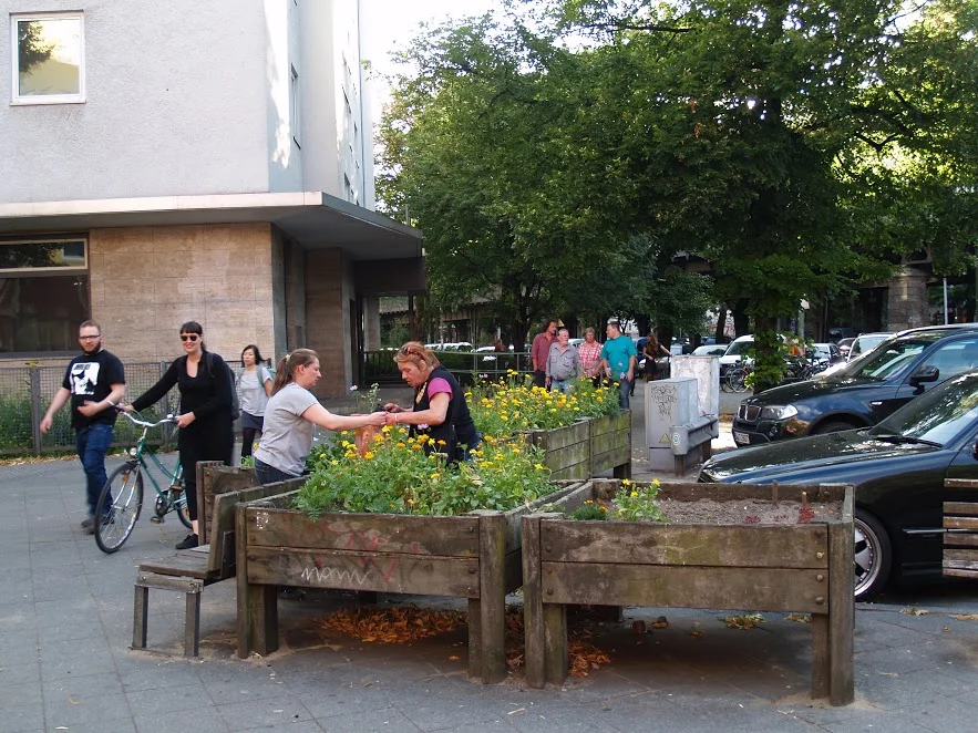 Gerilja-gardening i Berlin. Konseptet går ut på å bedrive hagearbeid på en tomt eller eiendom du ikke eier eller har rett til å bruke. Tiltak kan etterhvert også bli permanente, som her i bydelen Kreuzberg (Foto: Kjetil Olai Torgrimsby, 2013)