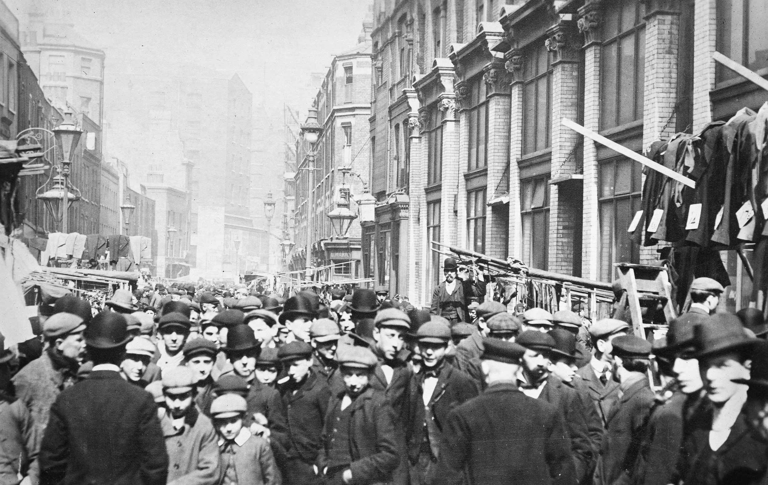 Wikimedia Commons: London Petticoat Lane 1920. CC